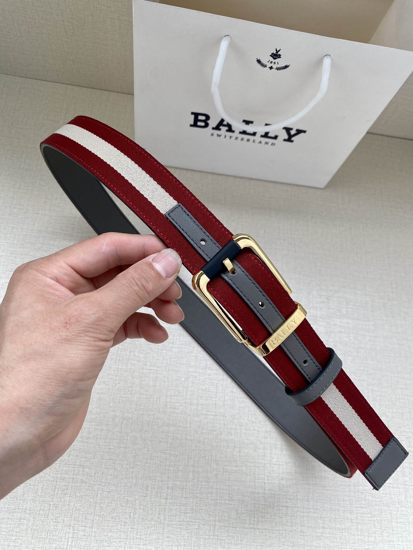 这款BBuckle腰带以合成织物制成采用双面设计反面并饰有BallyStripe细节卡其底