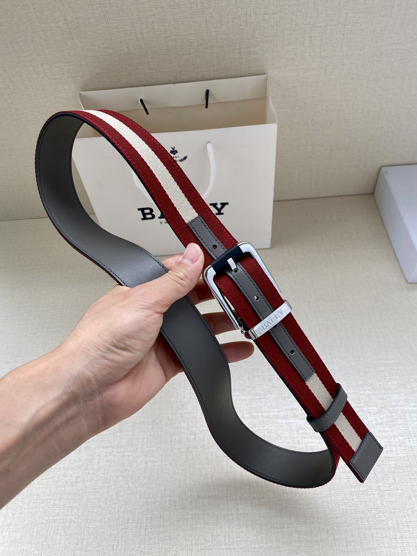 这款BBuckle腰带以合成织物制成采用双面设计反面并饰有BallyStripe细节卡其底