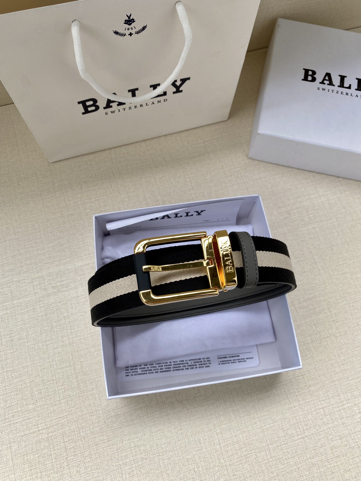 这款BBuckle腰带以合成织物制成采用双面设计反面并饰有BallyStripe细节卡其底