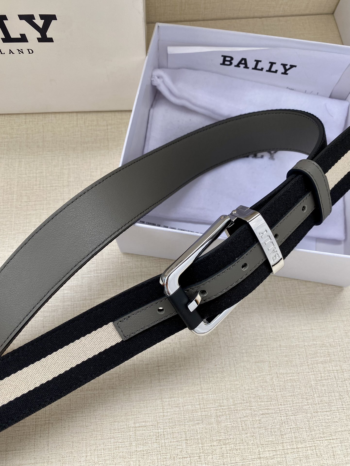 这款BBuckle腰带以合成织物制成采用双面设计反面并饰有BallyStripe细节卡其底