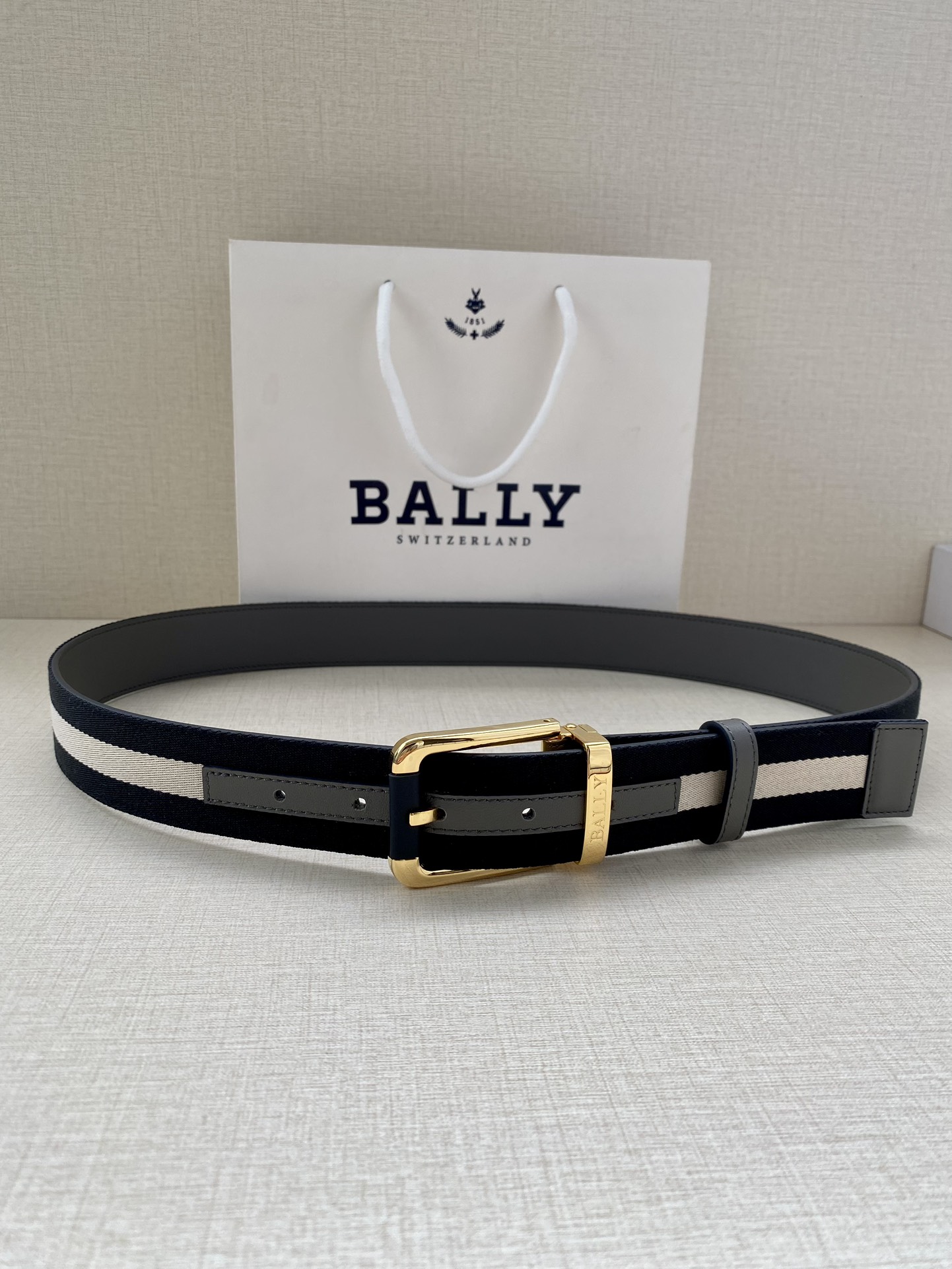 这款BBuckle腰带以合成织物制成采用双面设计反面并饰有BallyStripe细节卡其底