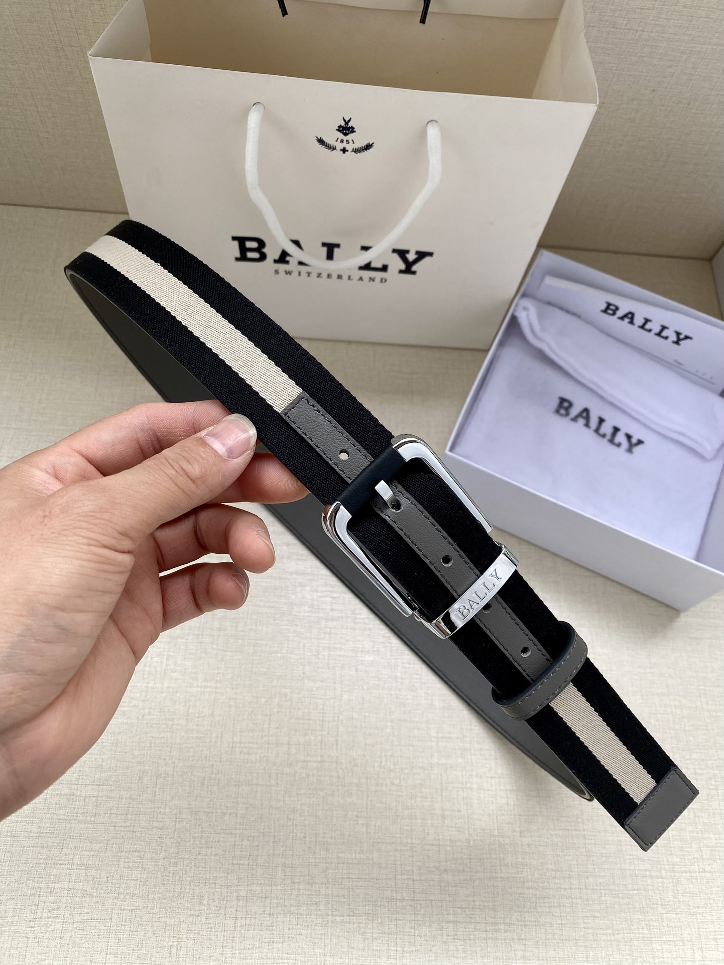 这款BBuckle腰带以合成织物制成采用双面设计反面并饰有BallyStripe细节卡其底