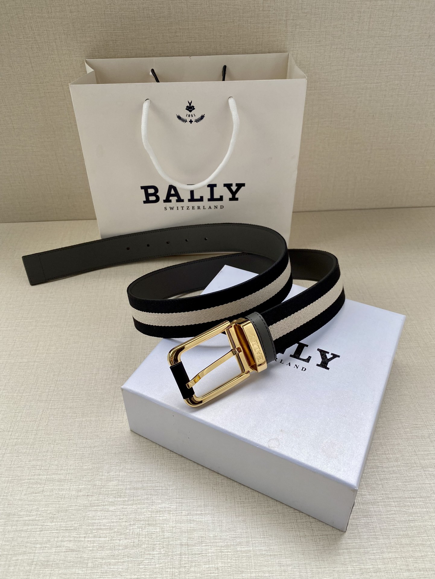 这款BBuckle腰带以合成织物制成采用双面设计反面并饰有BallyStripe细节卡其底