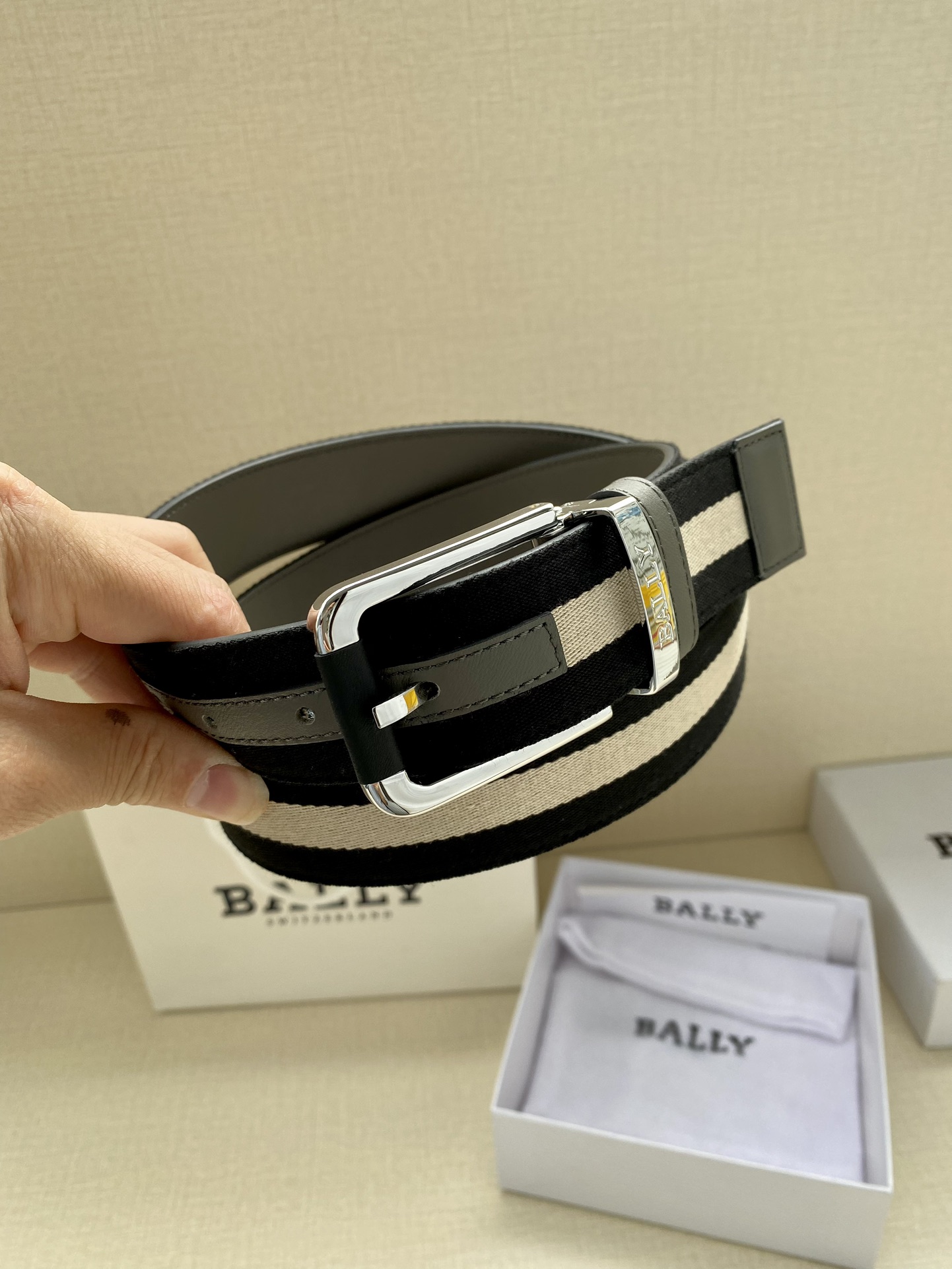 这款BBuckle腰带以合成织物制成采用双面设计反面并饰有BallyStripe细节卡其底