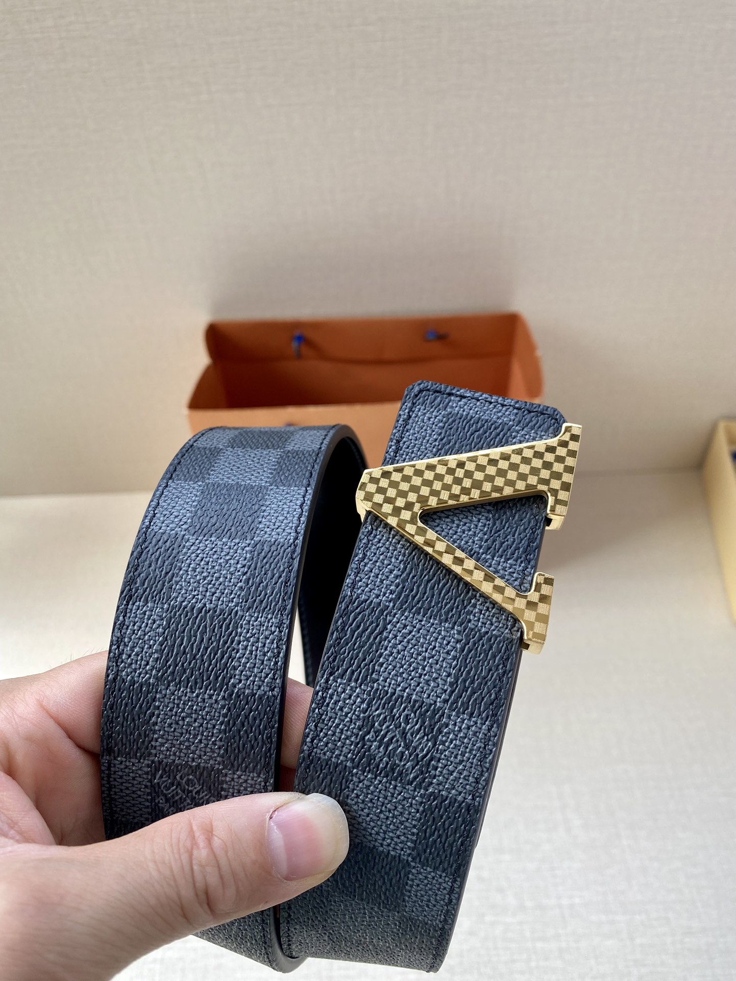 .0宽此款双面腰带以标志性的Initiales搭扣搭配全新MonogramEclipse帆布配新款v字格