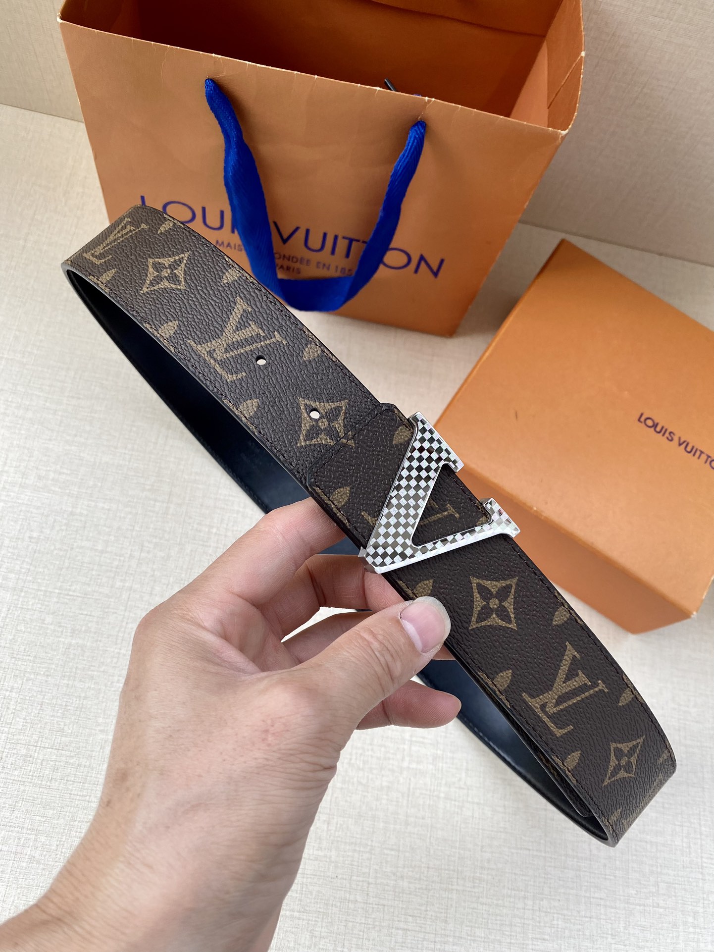 .0宽此款双面腰带以标志性的Initiales搭扣搭配全新MonogramEclipse帆布配新款v字格