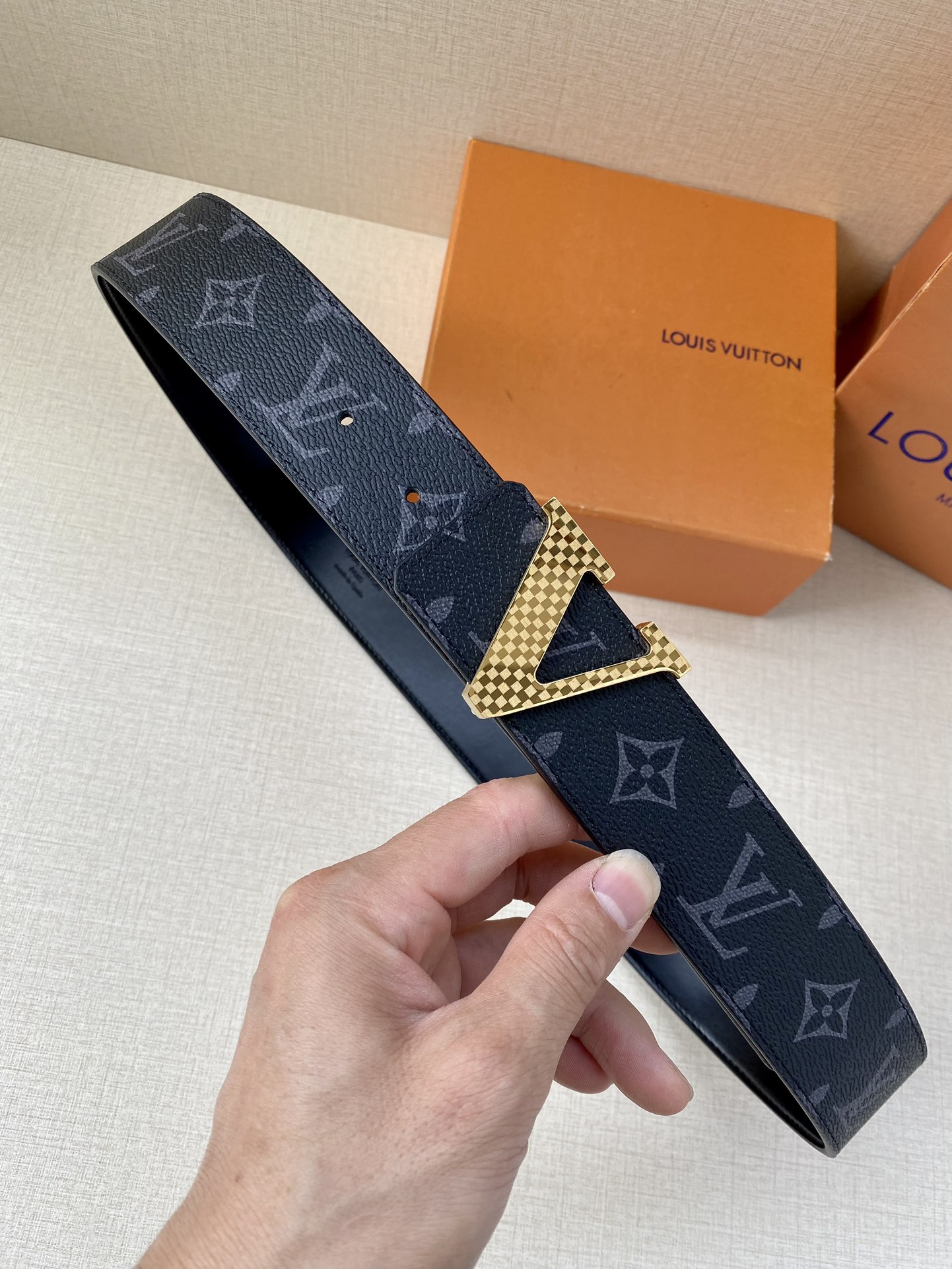 .0宽此款双面腰带以标志性的Initiales搭扣搭配全新MonogramEclipse帆布配新款v字格