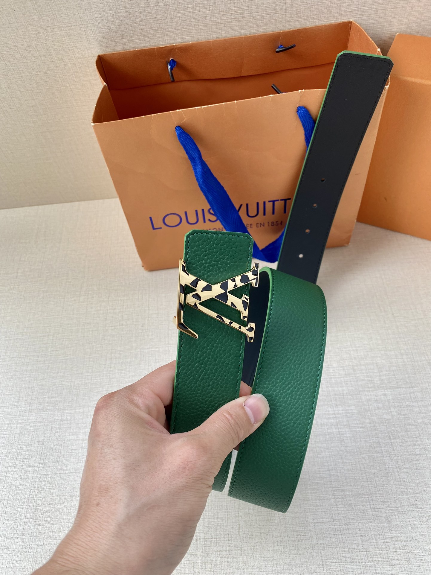LVShape双面腰带以浓郁亮色聚焦视线与皮具系列设计异曲同工Monogram压纹和纯色牛皮革分饰两面搭