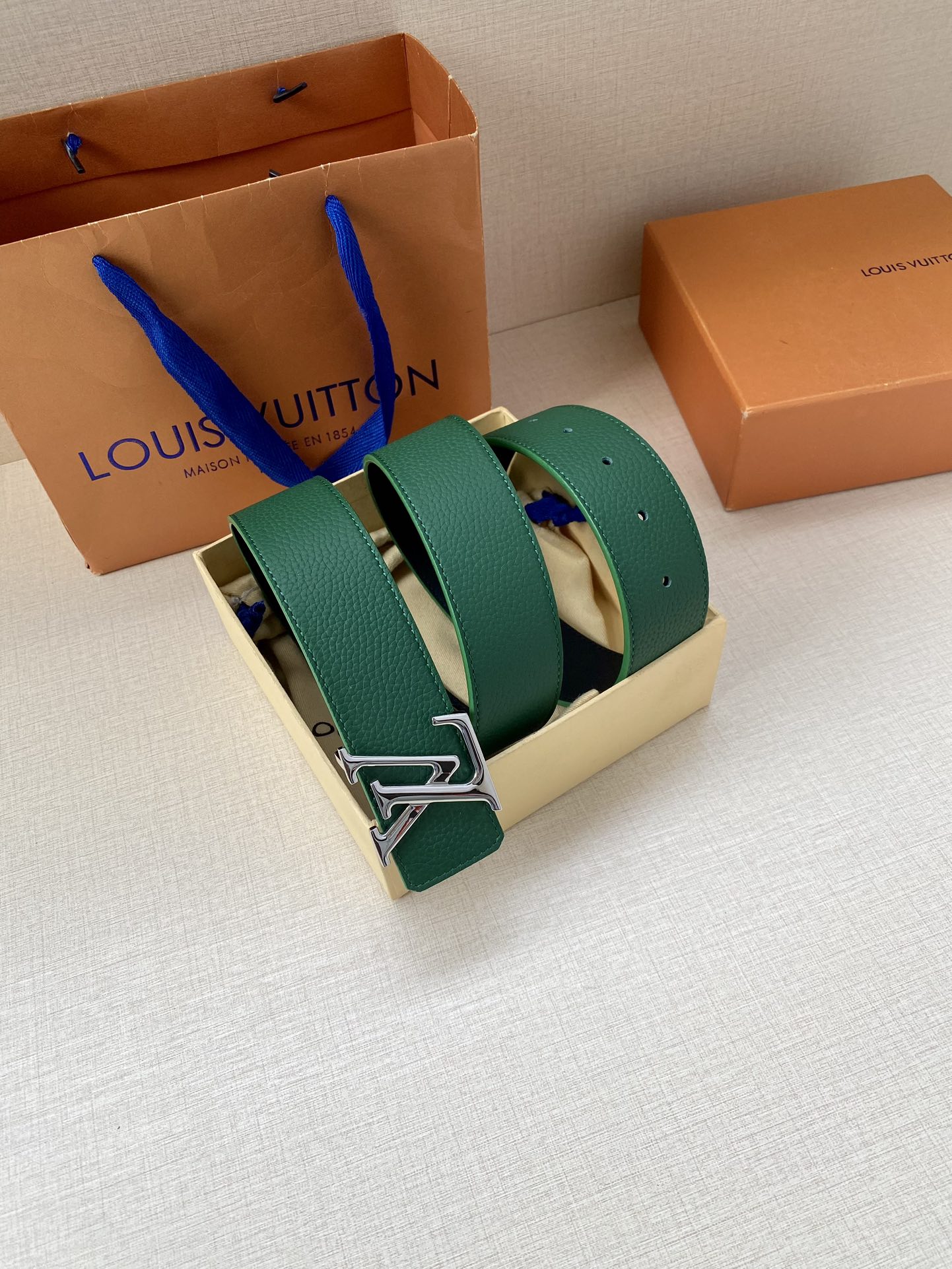 LVShape双面腰带以浓郁亮色聚焦视线与皮具系列设计异曲同工Monogram压纹和纯色牛皮革分饰两面搭