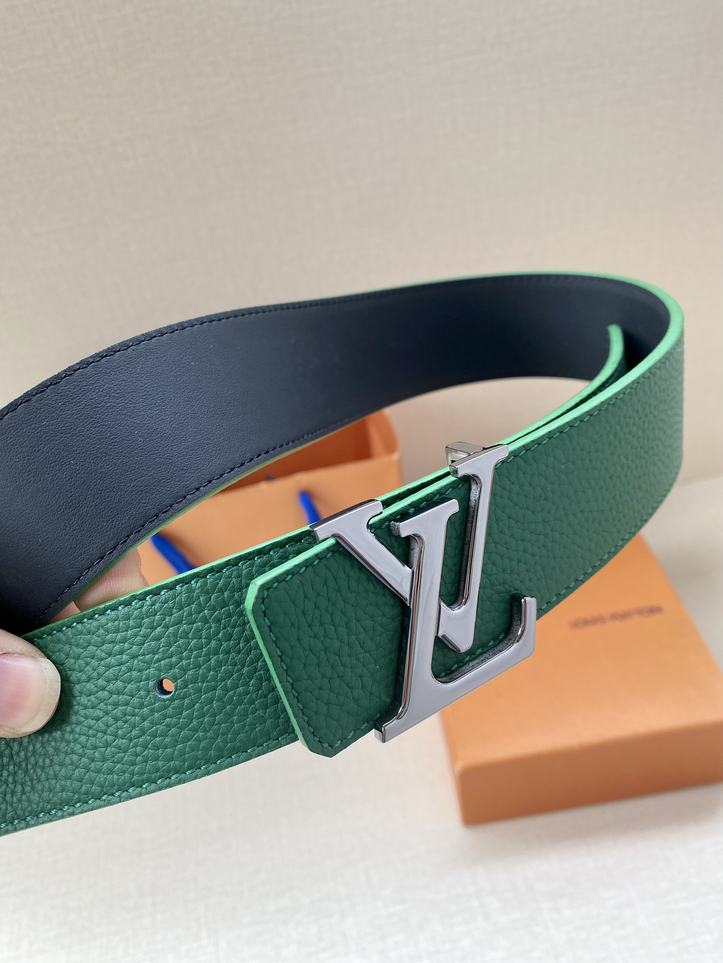 LVShape双面腰带以浓郁亮色聚焦视线与皮具系列设计异曲同工Monogram压纹和纯色牛皮革分饰两面搭
