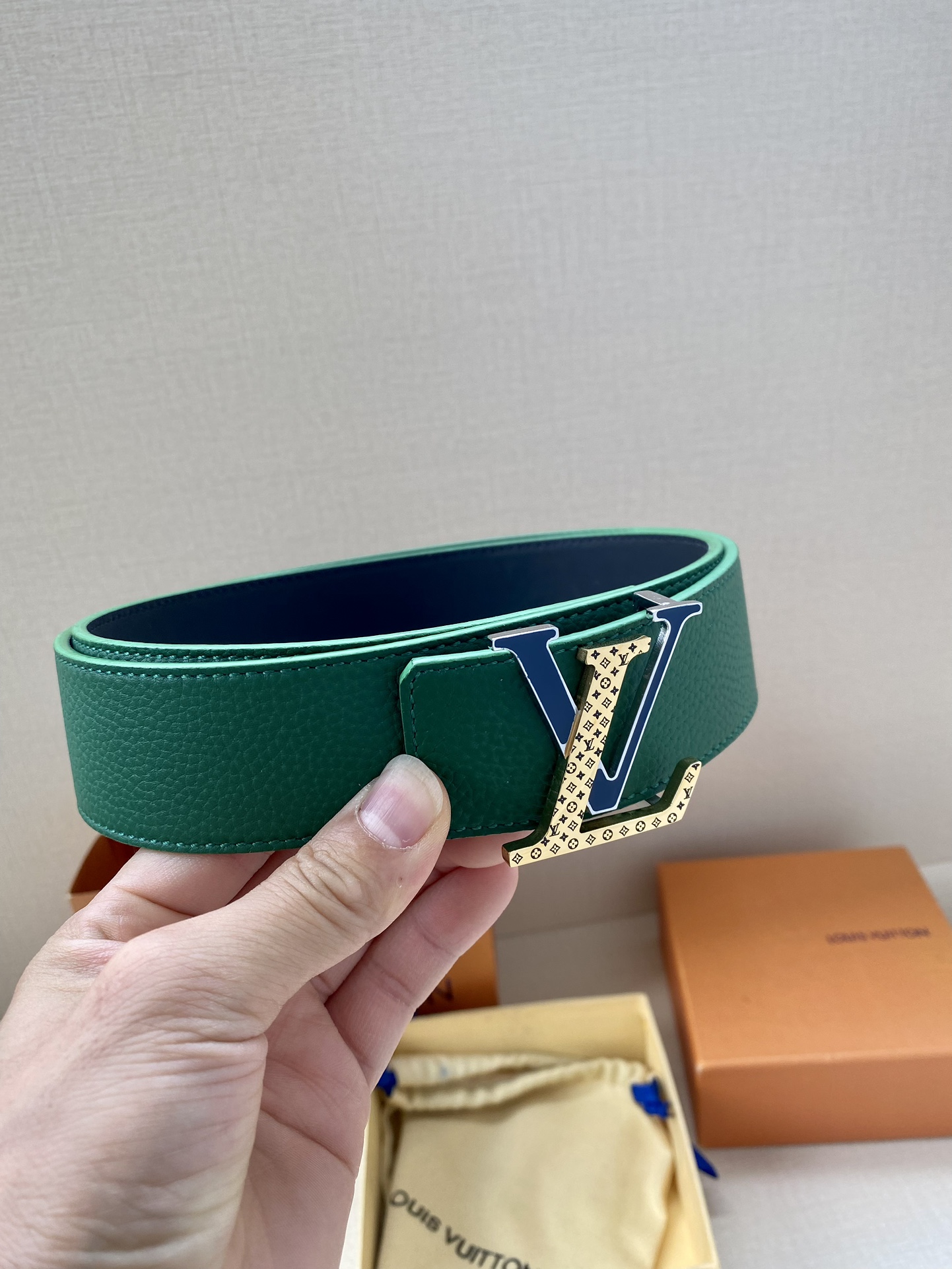 LVShape双面腰带以浓郁亮色聚焦视线与皮具系列设计异曲同工Monogram压纹和纯色牛皮革分饰两面搭
