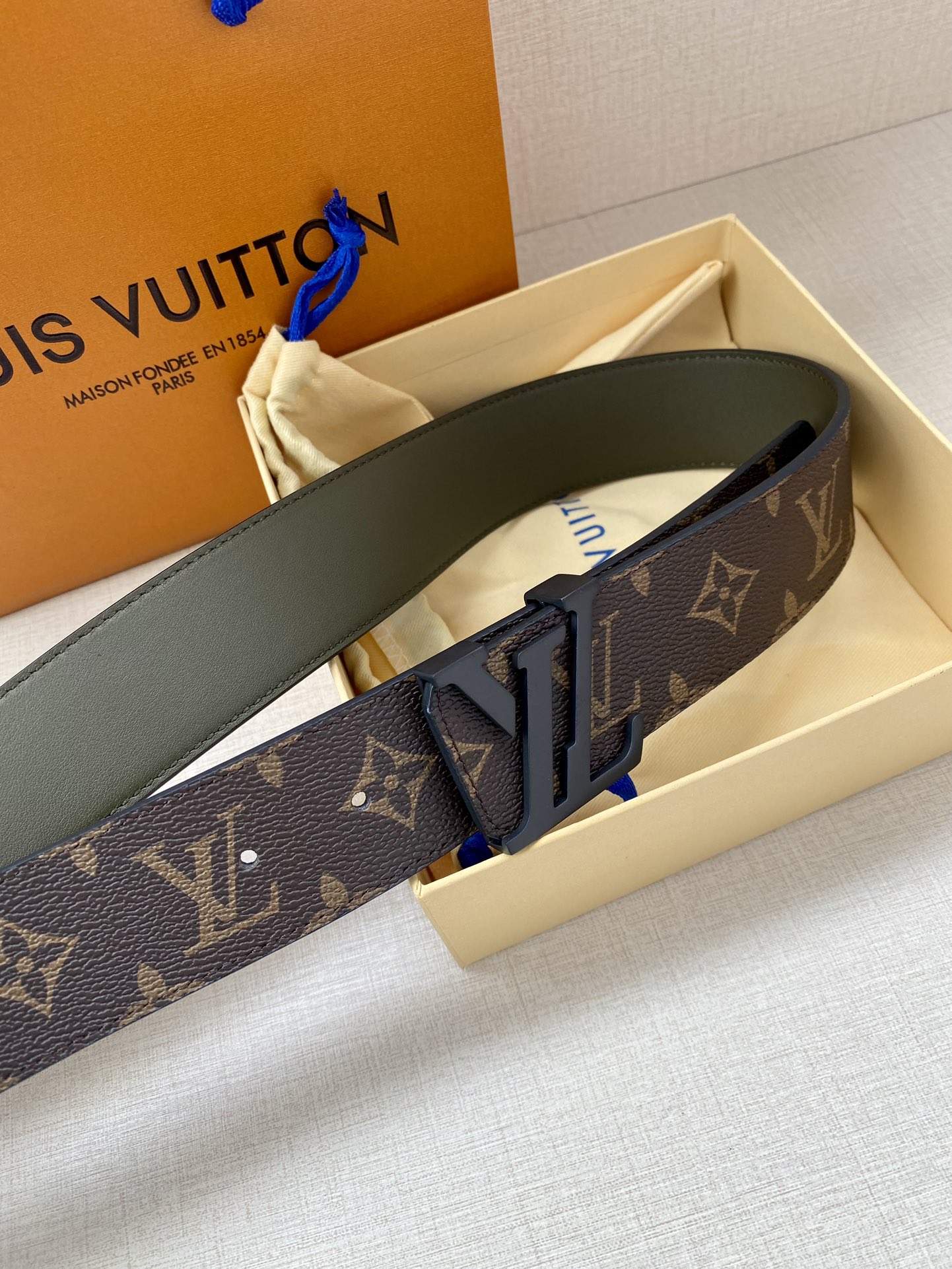 本款LVInitiales双面腰带拼接MonogramEclipse帆布和素净牛皮革搭配抛光LV字母搭扣