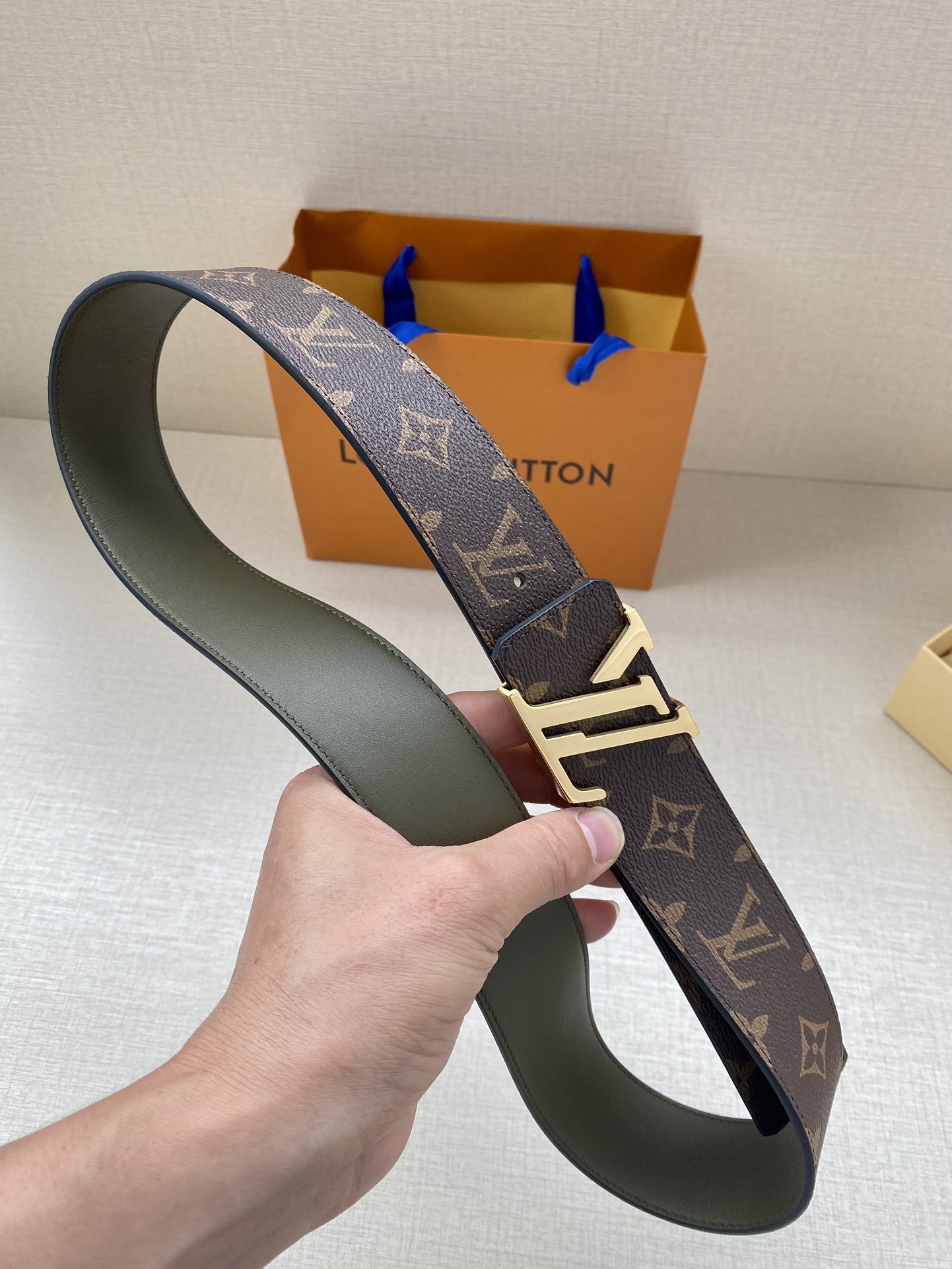 本款LVInitiales双面腰带拼接MonogramEclipse帆布和素净牛皮革搭配抛光LV字母搭扣