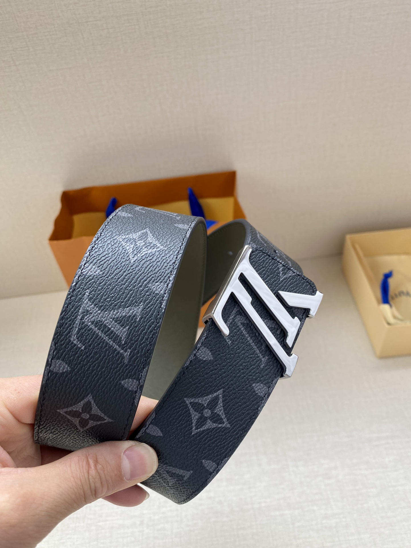 本款LVInitiales双面腰带拼接MonogramEclipse帆布和素净牛皮革搭配抛光LV字母搭扣