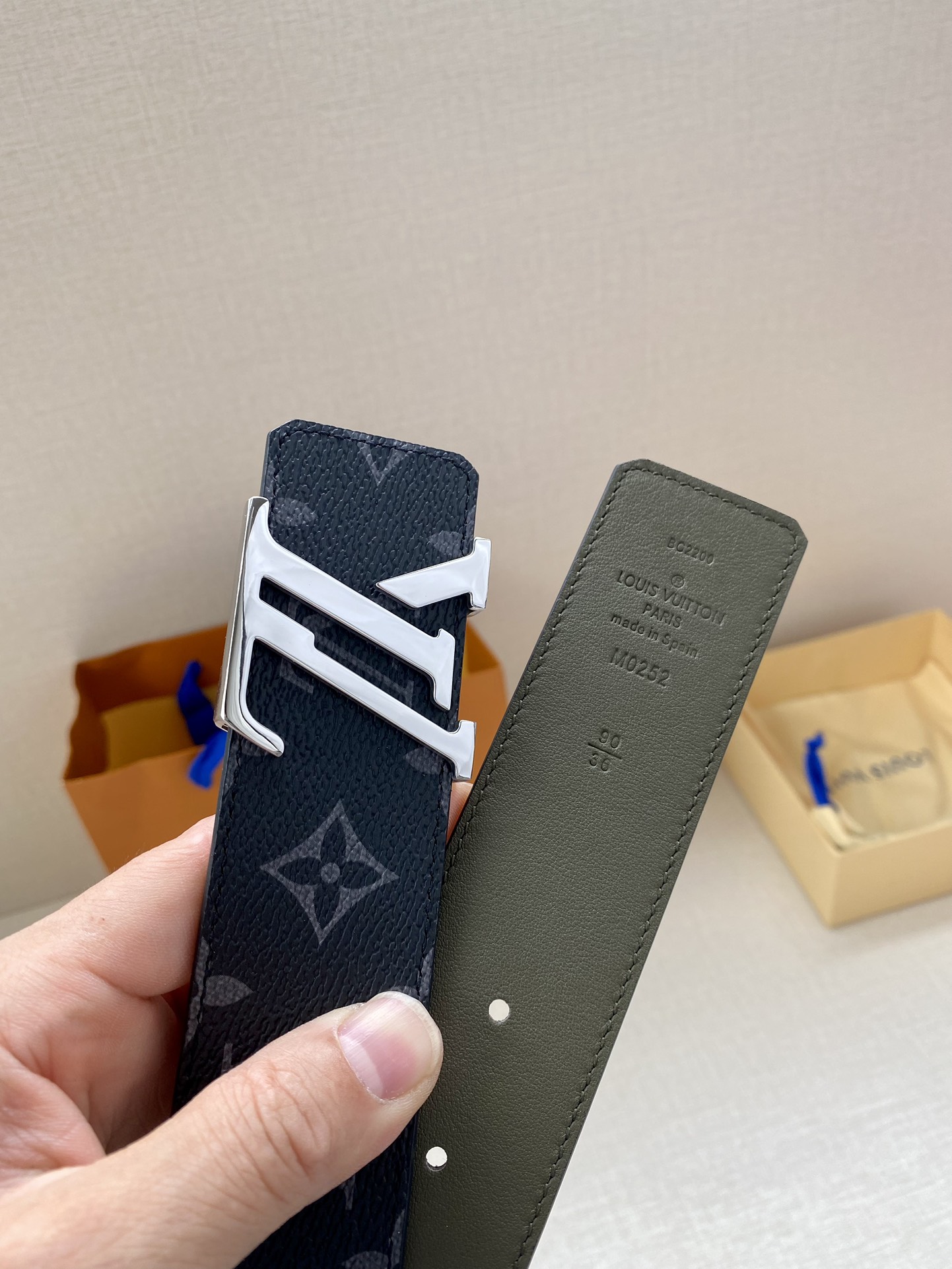 本款LVInitiales双面腰带拼接MonogramEclipse帆布和素净牛皮革搭配抛光LV字母搭扣