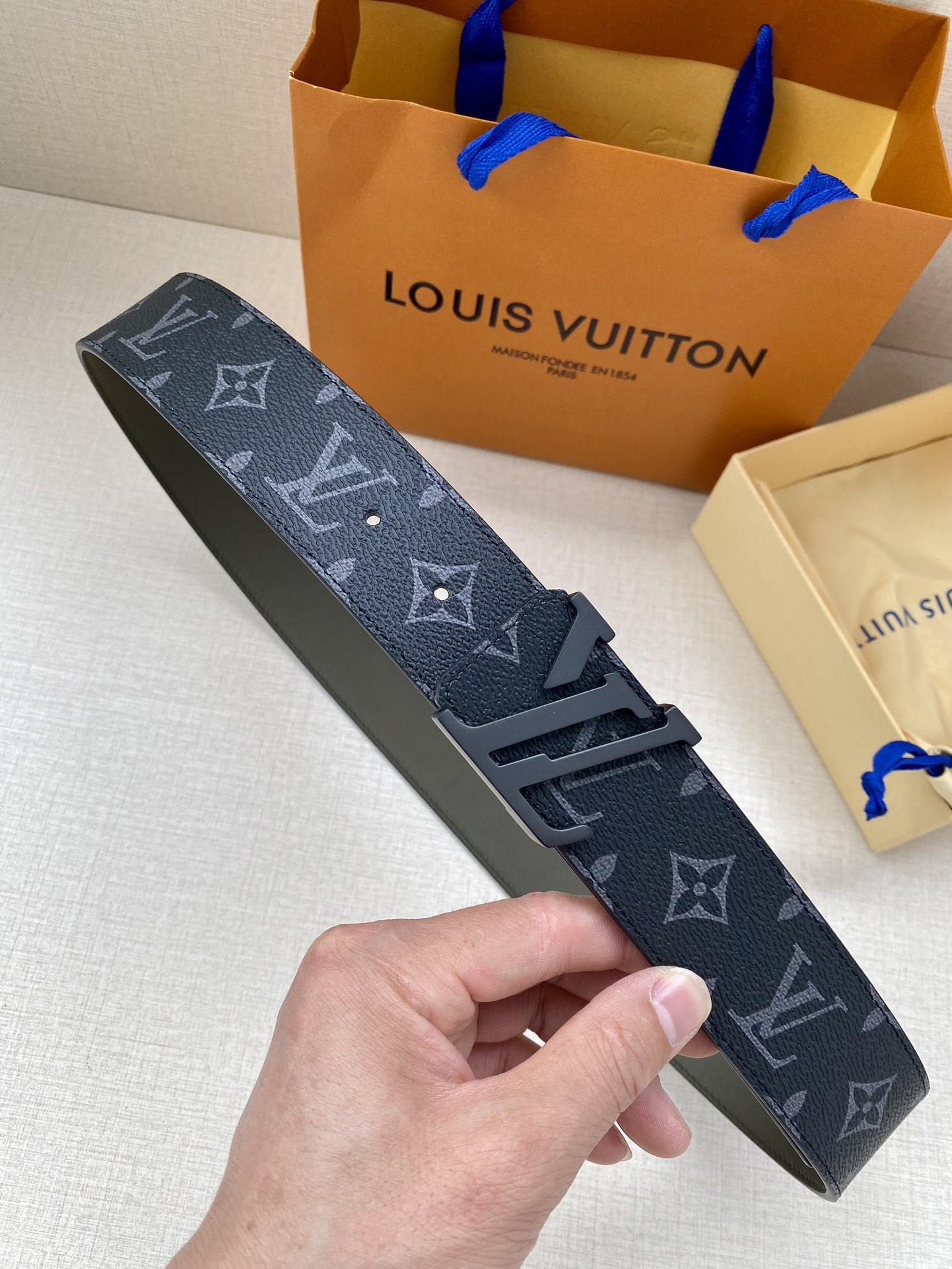 本款LVInitiales双面腰带拼接MonogramEclipse帆布和素净牛皮革搭配抛光LV字母搭扣
