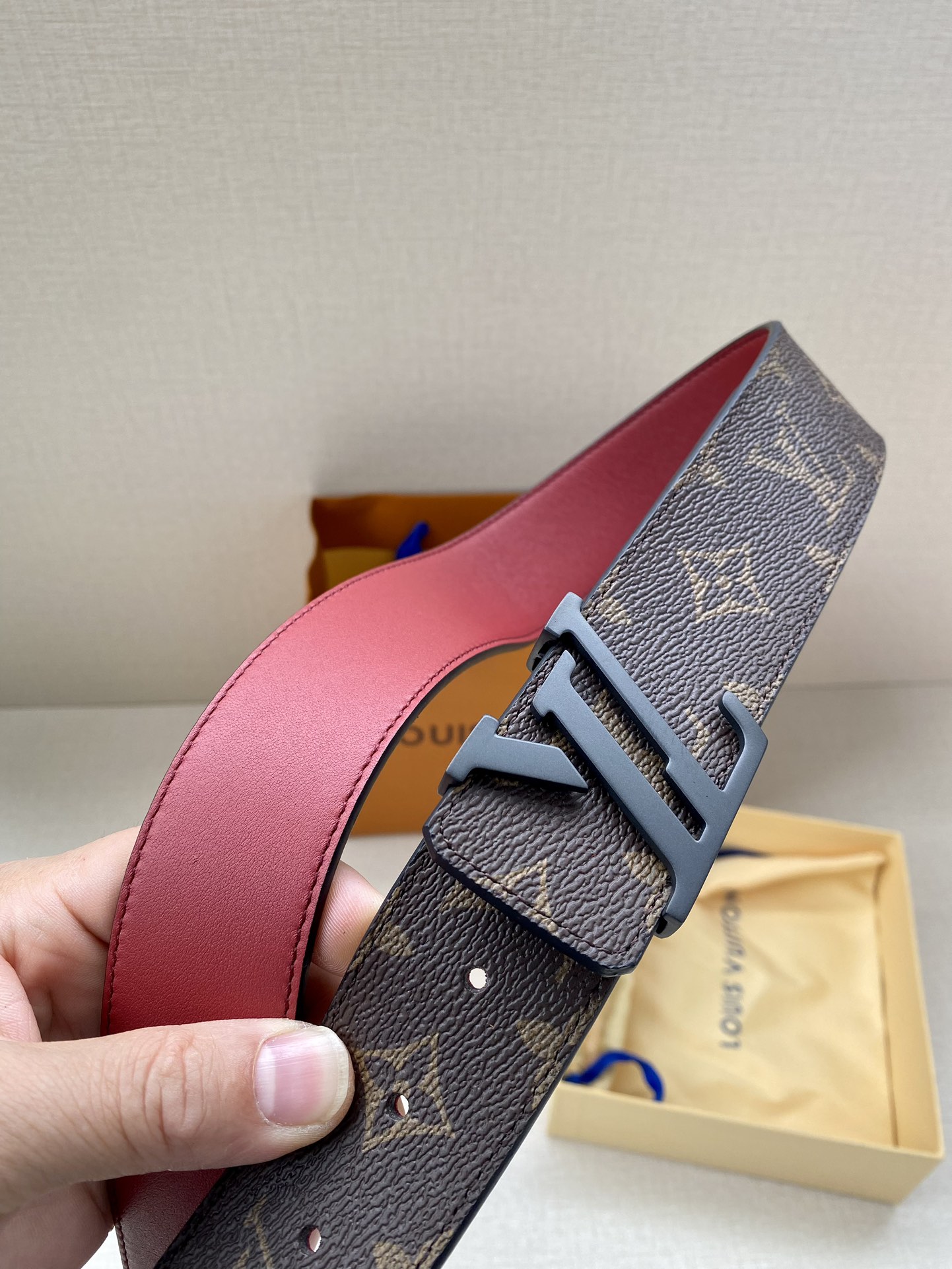 本款LVInitiales双面腰带拼接MonogramEclipse帆布和素净牛皮革搭配抛光LV字母搭扣