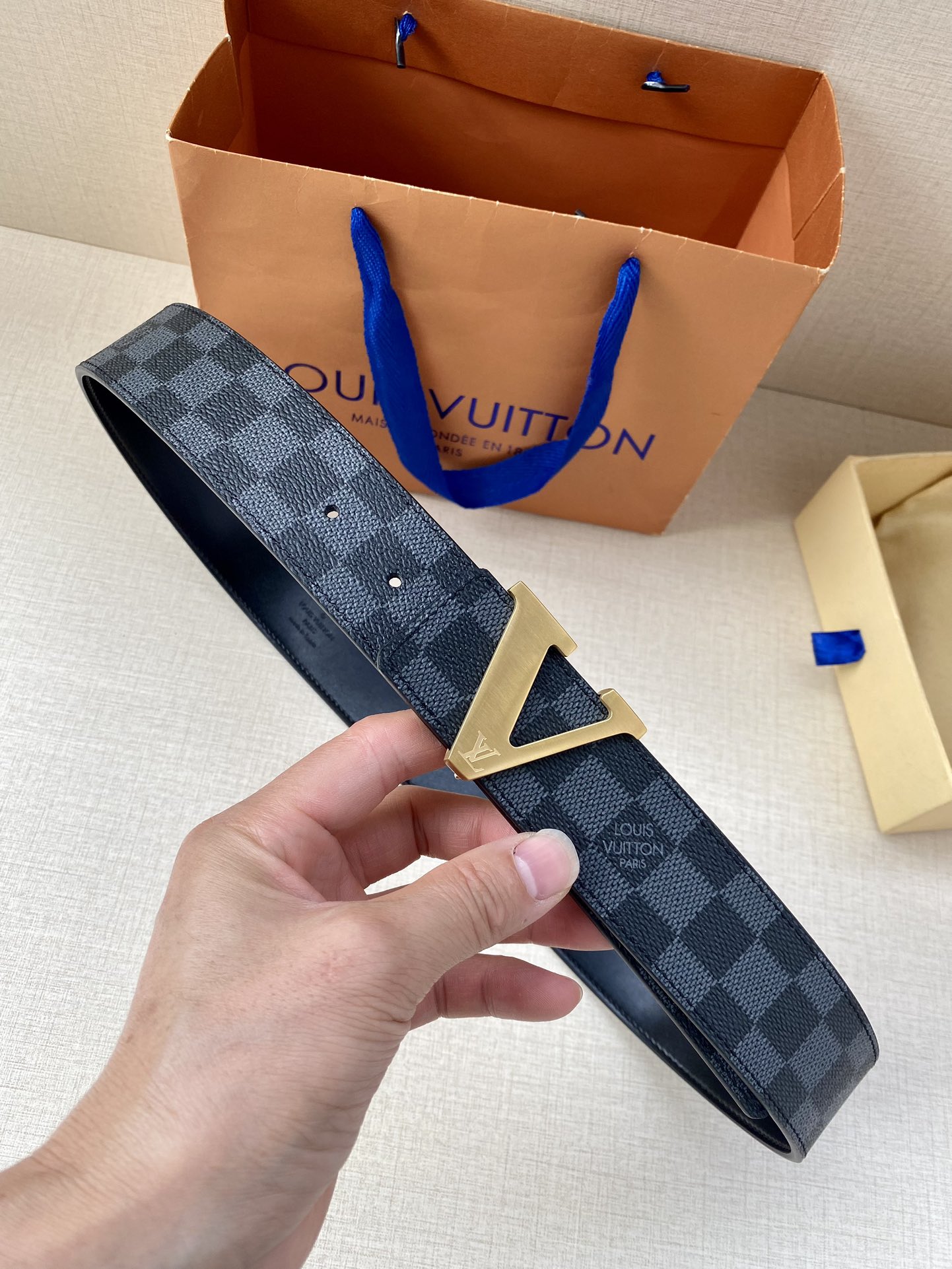 这款饰有金色V字母带扣的腰带以防水牛皮衬里覆以Monogram帆布宽40mm是牛仔裤的理想配件