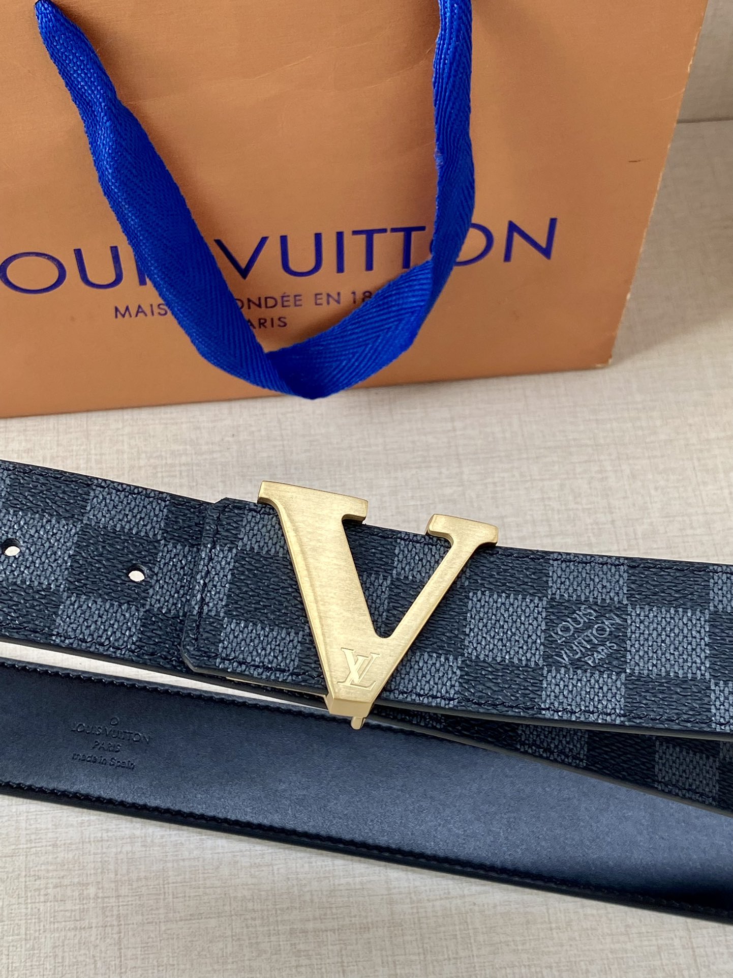 这款饰有金色V字母带扣的腰带以防水牛皮衬里覆以Monogram帆布宽40mm是牛仔裤的理想配件