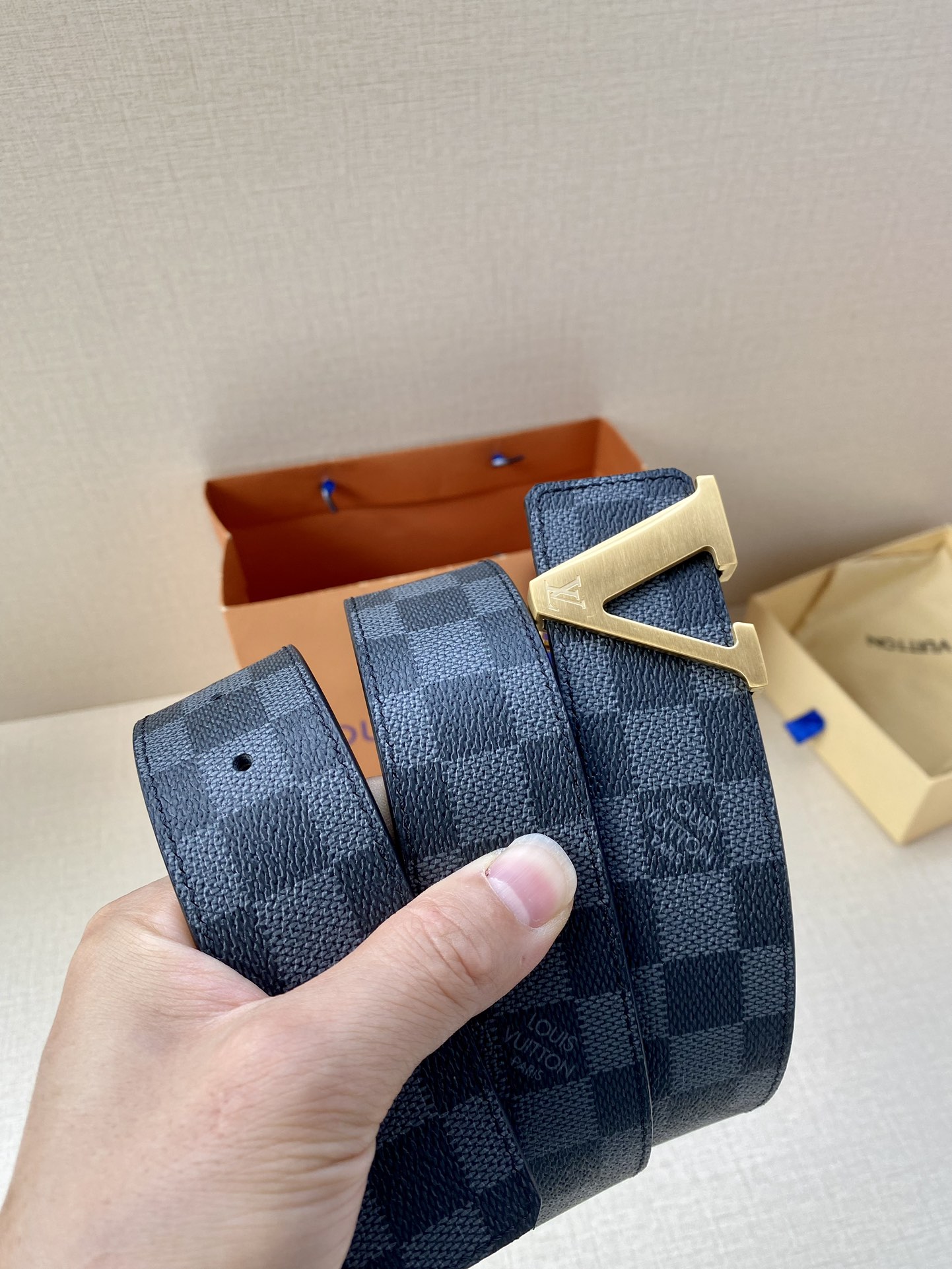这款饰有金色V字母带扣的腰带以防水牛皮衬里覆以Monogram帆布宽40mm是牛仔裤的理想配件
