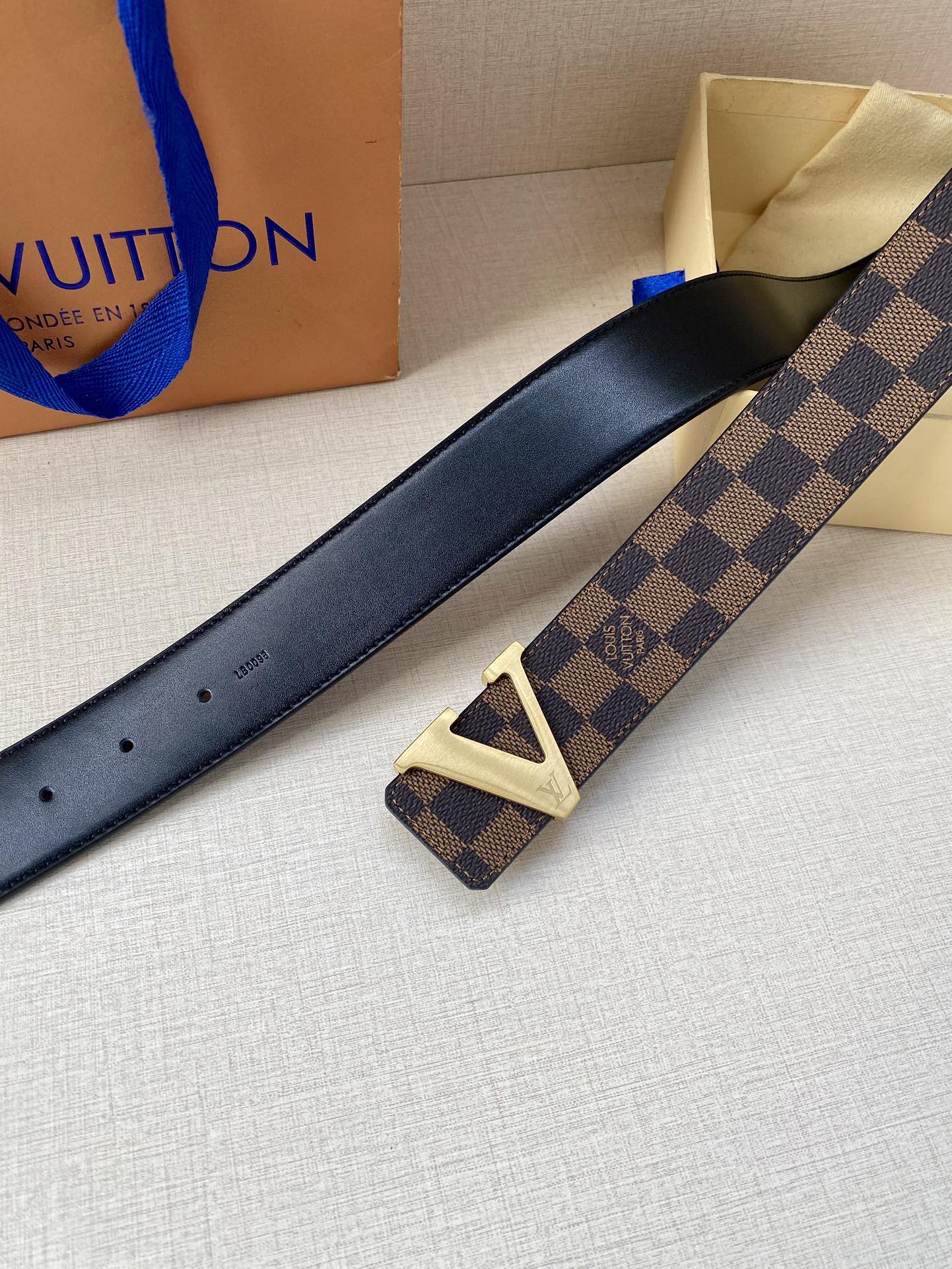 这款饰有金色V字母带扣的腰带以防水牛皮衬里覆以Monogram帆布宽40mm是牛仔裤的理想配件