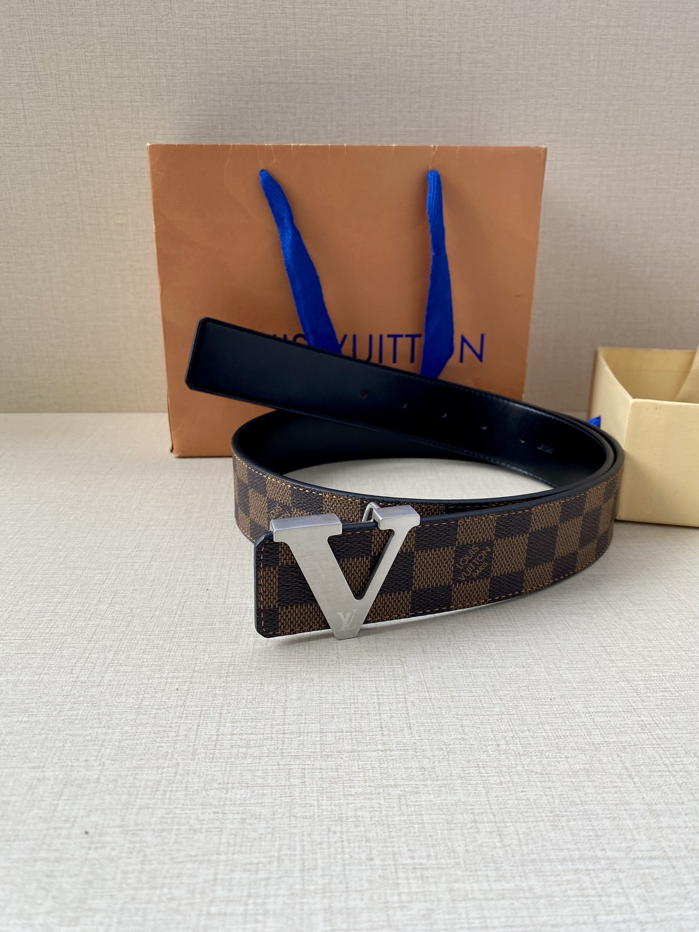 这款饰有金色V字母带扣的腰带以防水牛皮衬里覆以Monogram帆布宽40mm是牛仔裤的理想配件