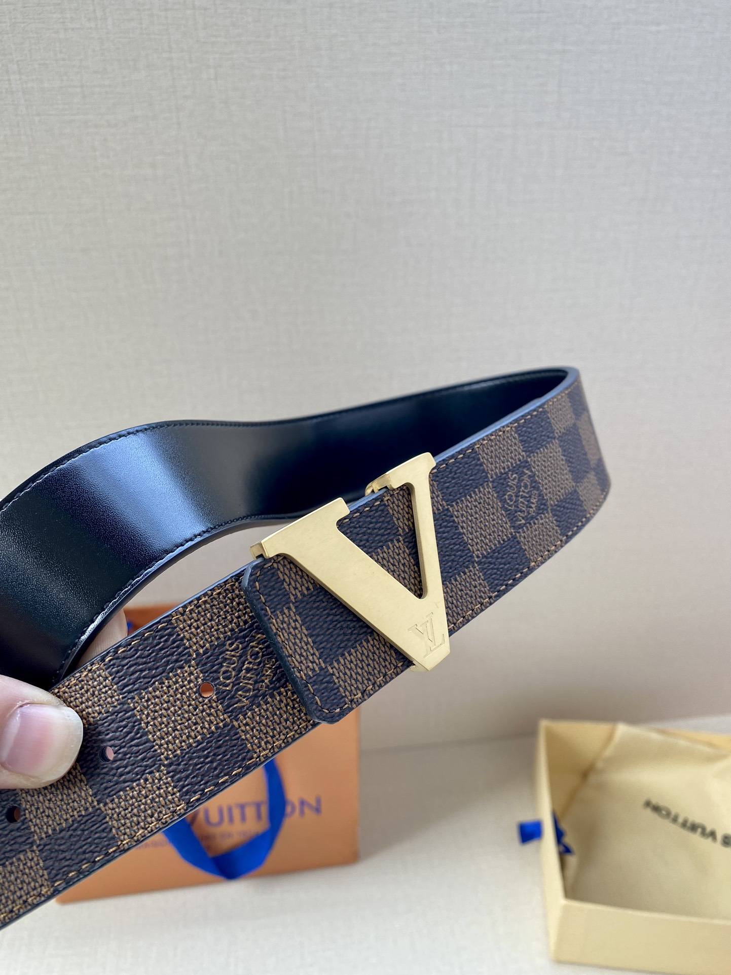 这款饰有金色V字母带扣的腰带以防水牛皮衬里覆以Monogram帆布宽40mm是牛仔裤的理想配件