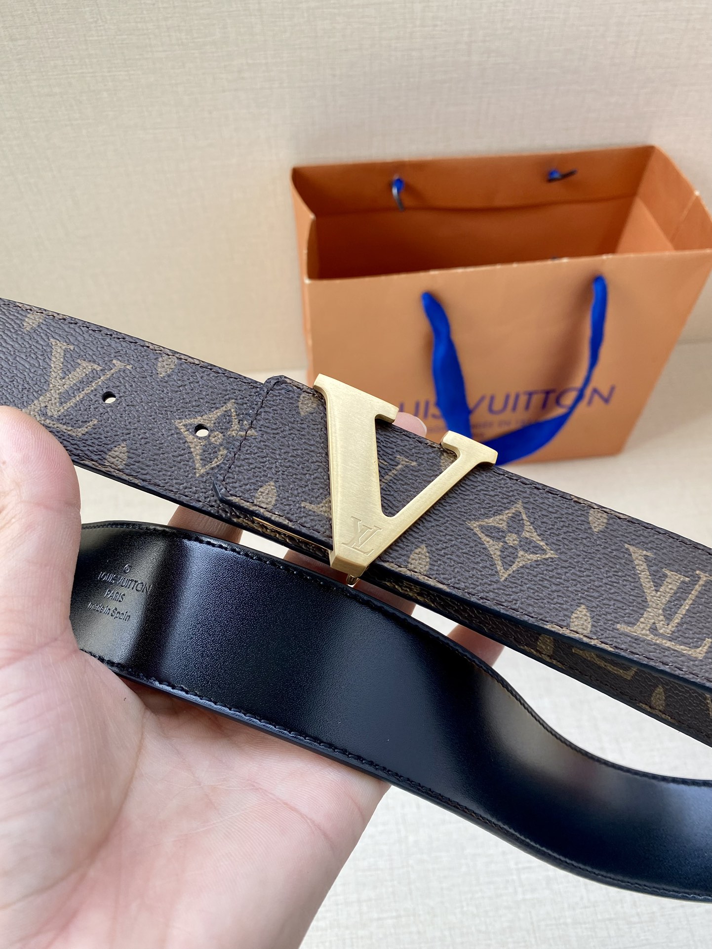 这款饰有金色V字母带扣的腰带以防水牛皮衬里覆以Monogram帆布宽40mm是牛仔裤的理想配件