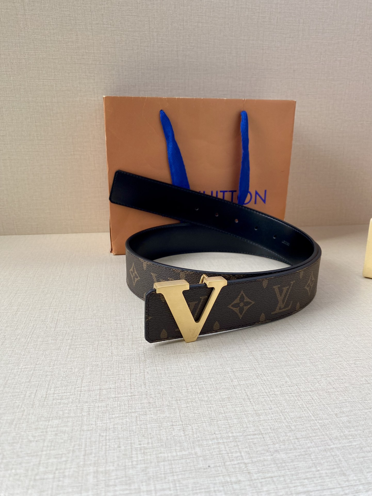 这款饰有金色V字母带扣的腰带以防水牛皮衬里覆以Monogram帆布宽40mm是牛仔裤的理想配件