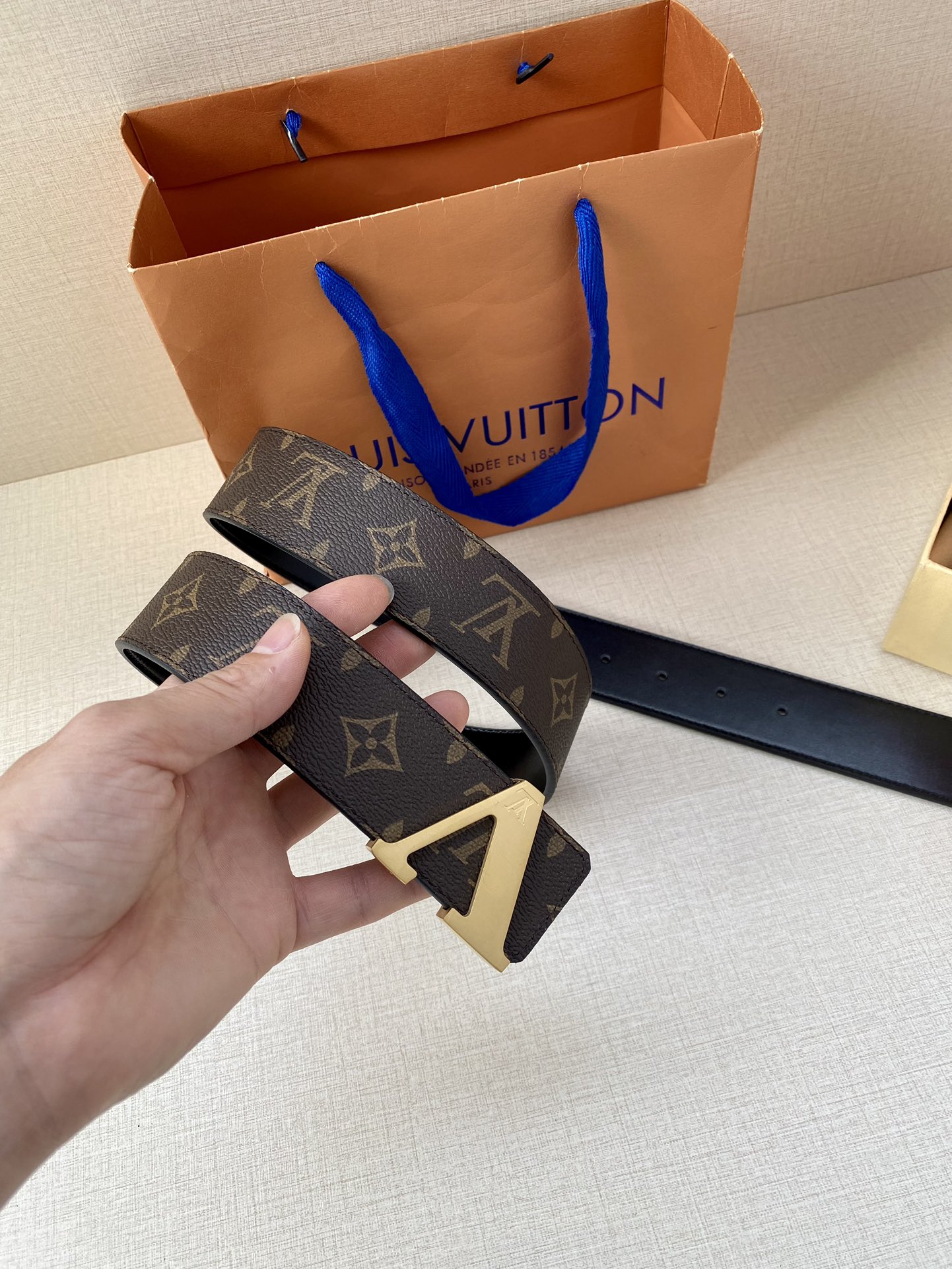 这款饰有金色V字母带扣的腰带以防水牛皮衬里覆以Monogram帆布宽40mm是牛仔裤的理想配件