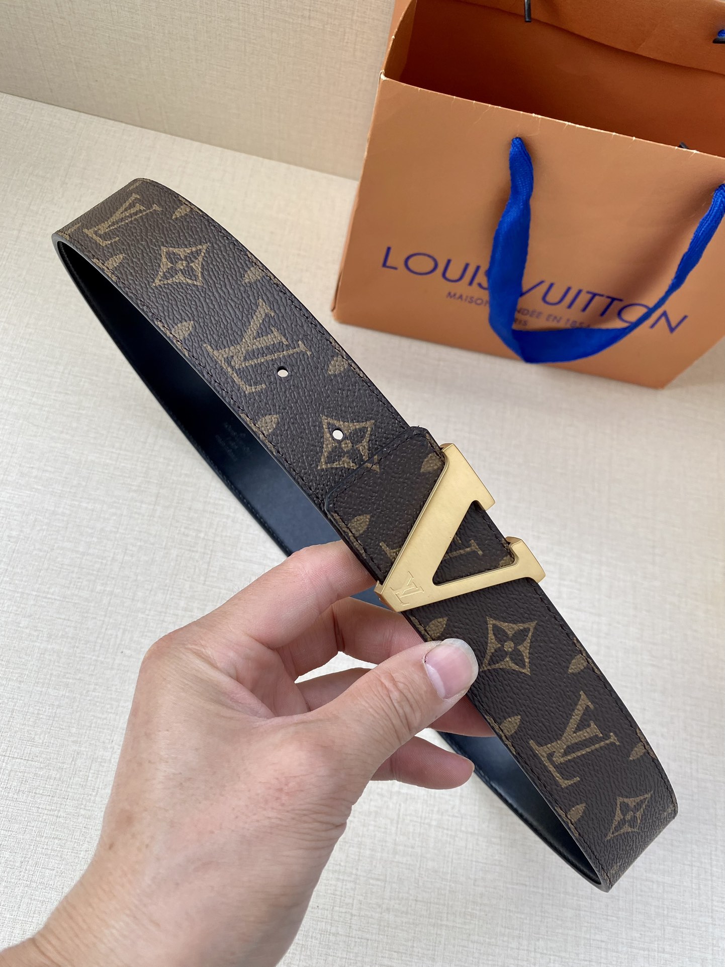 这款饰有金色V字母带扣的腰带以防水牛皮衬里覆以Monogram帆布宽40mm是牛仔裤的理想配件