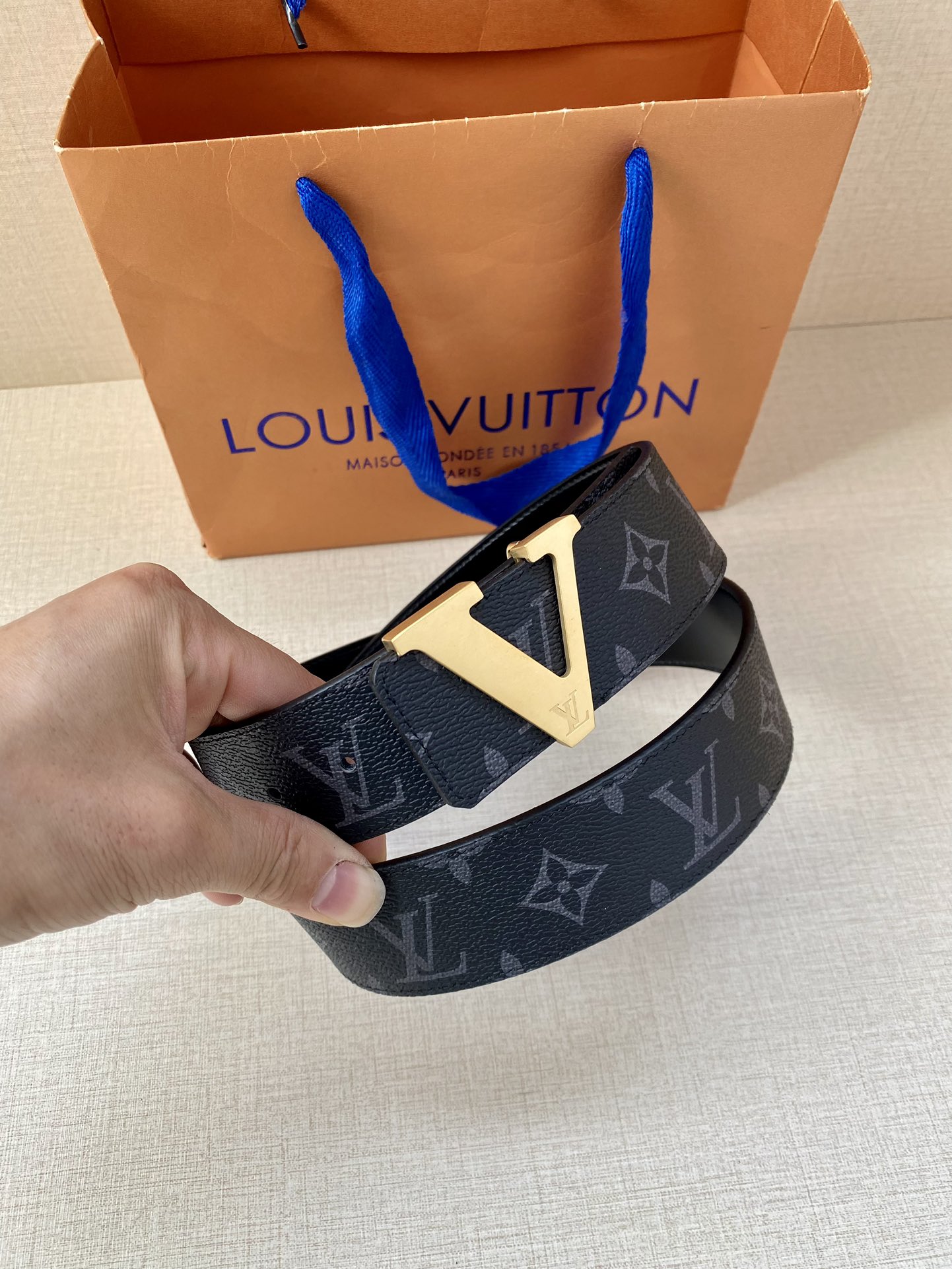 这款饰有金色V字母带扣的腰带以防水牛皮衬里覆以Monogram帆布宽40mm是牛仔裤的理想配件