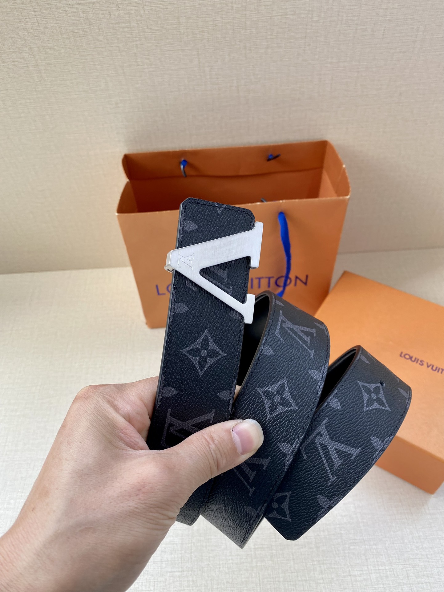 这款饰有金色V字母带扣的腰带以防水牛皮衬里覆以Monogram帆布宽40mm是牛仔裤的理想配件