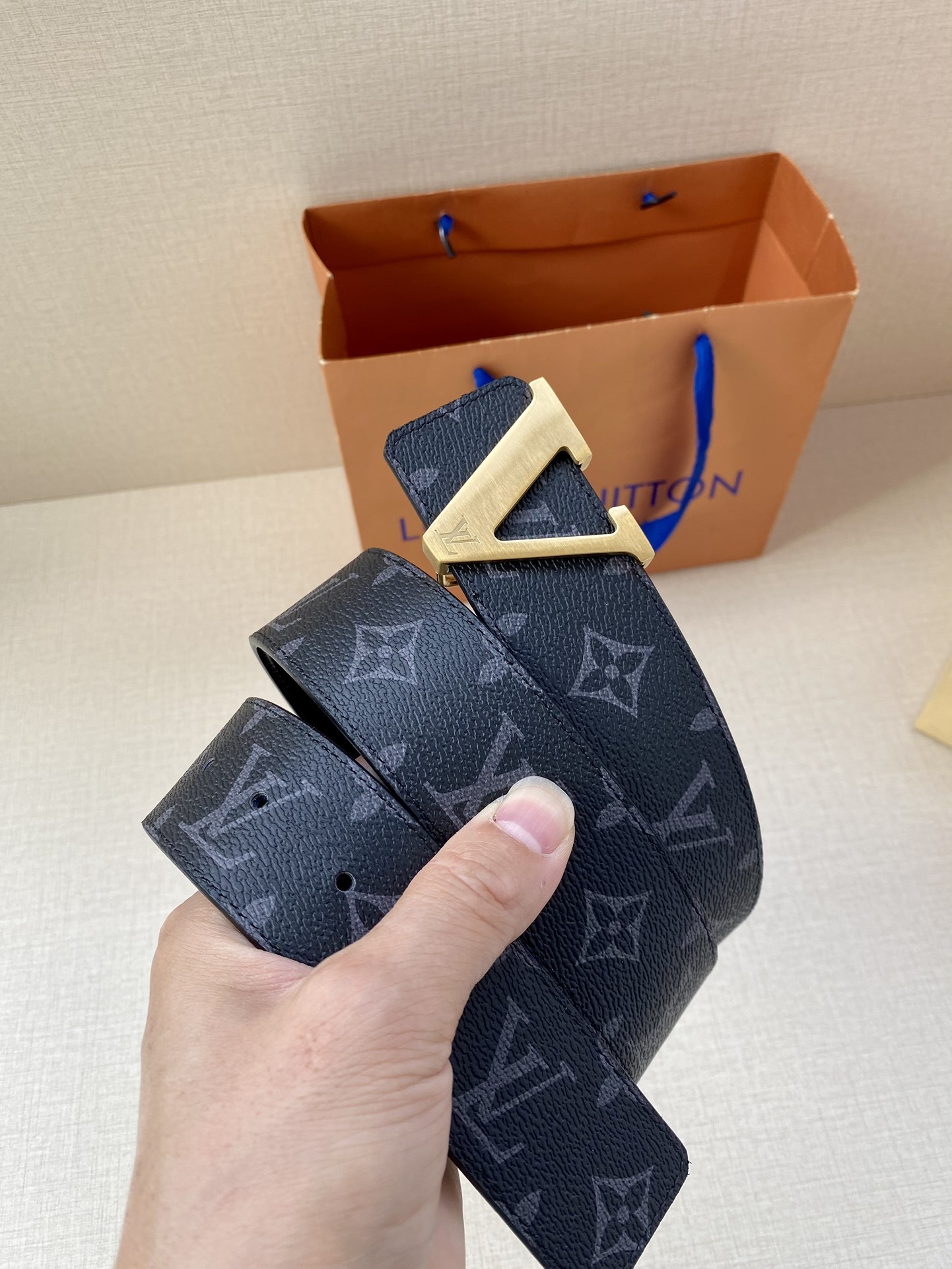 这款饰有金色V字母带扣的腰带以防水牛皮衬里覆以Monogram帆布宽40mm是牛仔裤的理想配件