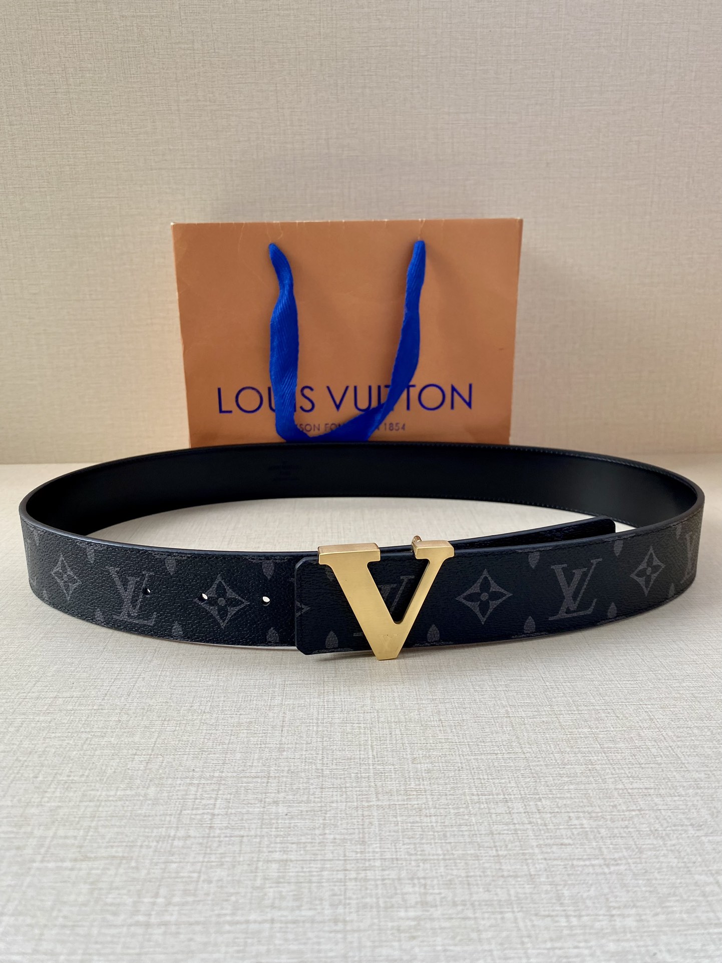 这款饰有金色V字母带扣的腰带以防水牛皮衬里覆以Monogram帆布宽40mm是牛仔裤的理想配件