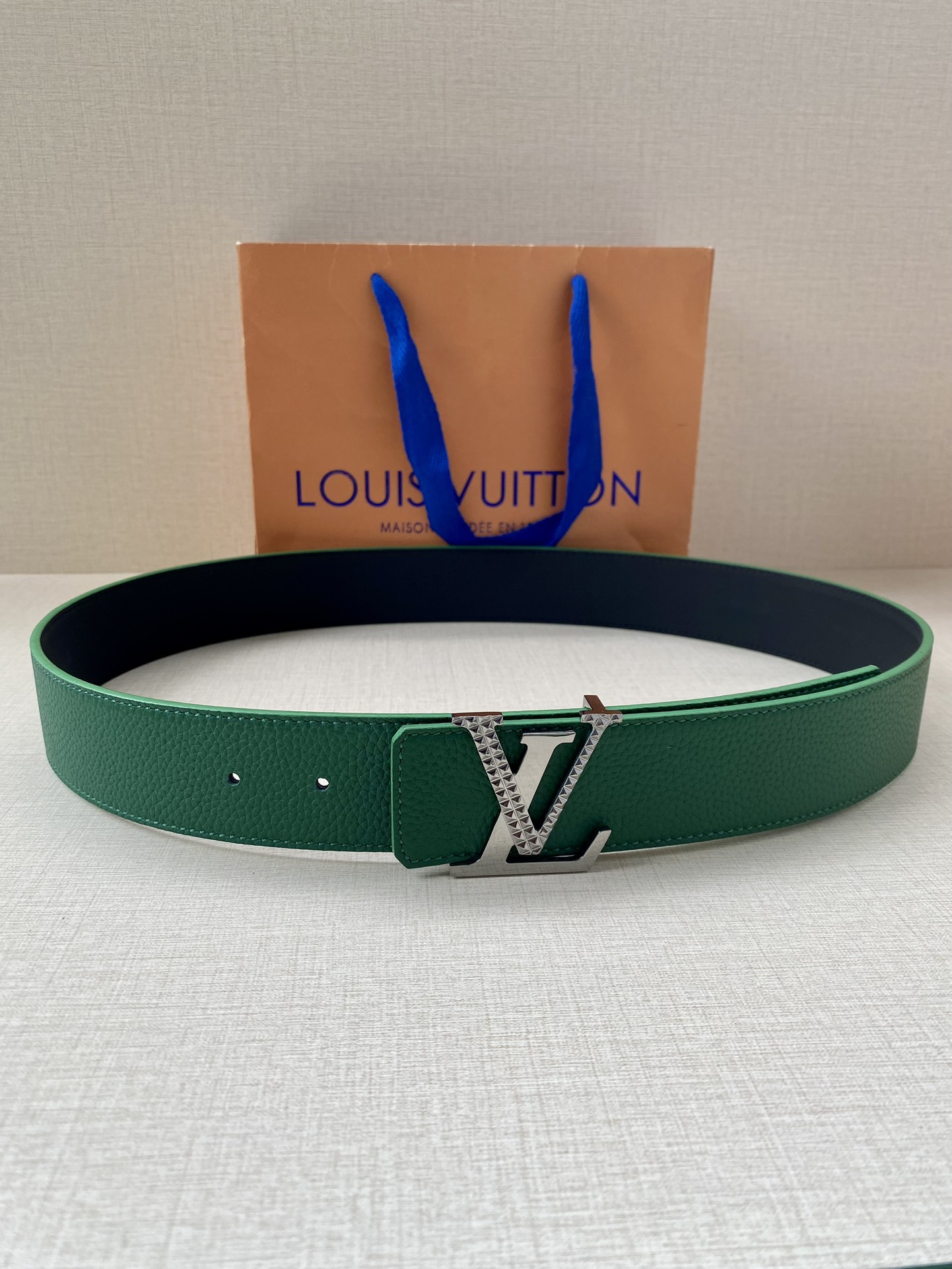 LVShape双面腰带以浓郁亮色聚焦视线与皮具系列设计异曲同工Monogram压纹和纯色牛皮革分饰两面搭