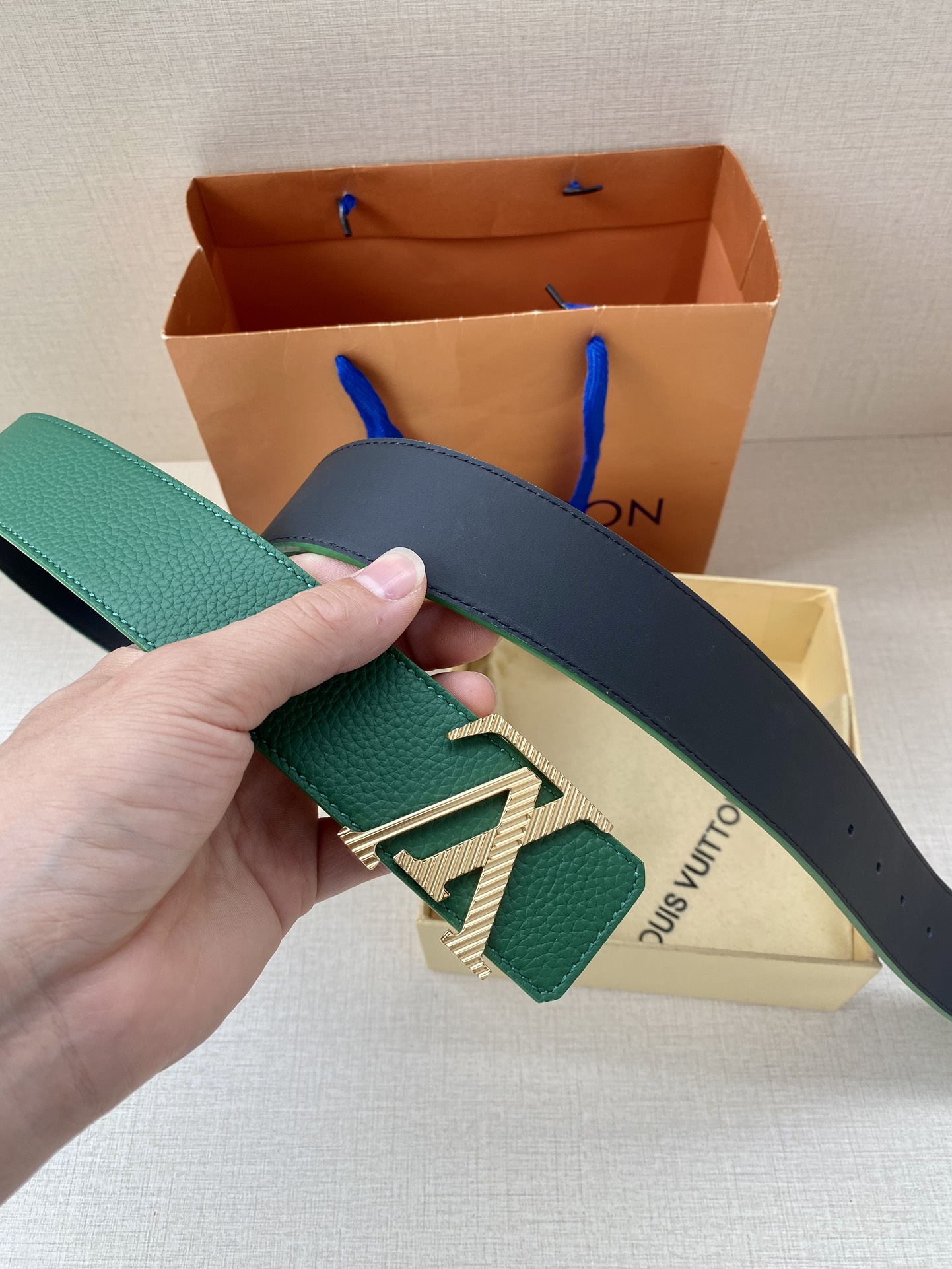 LVShape双面腰带以浓郁亮色聚焦视线与皮具系列设计异曲同工Monogram压纹和纯色牛皮革分饰两面搭