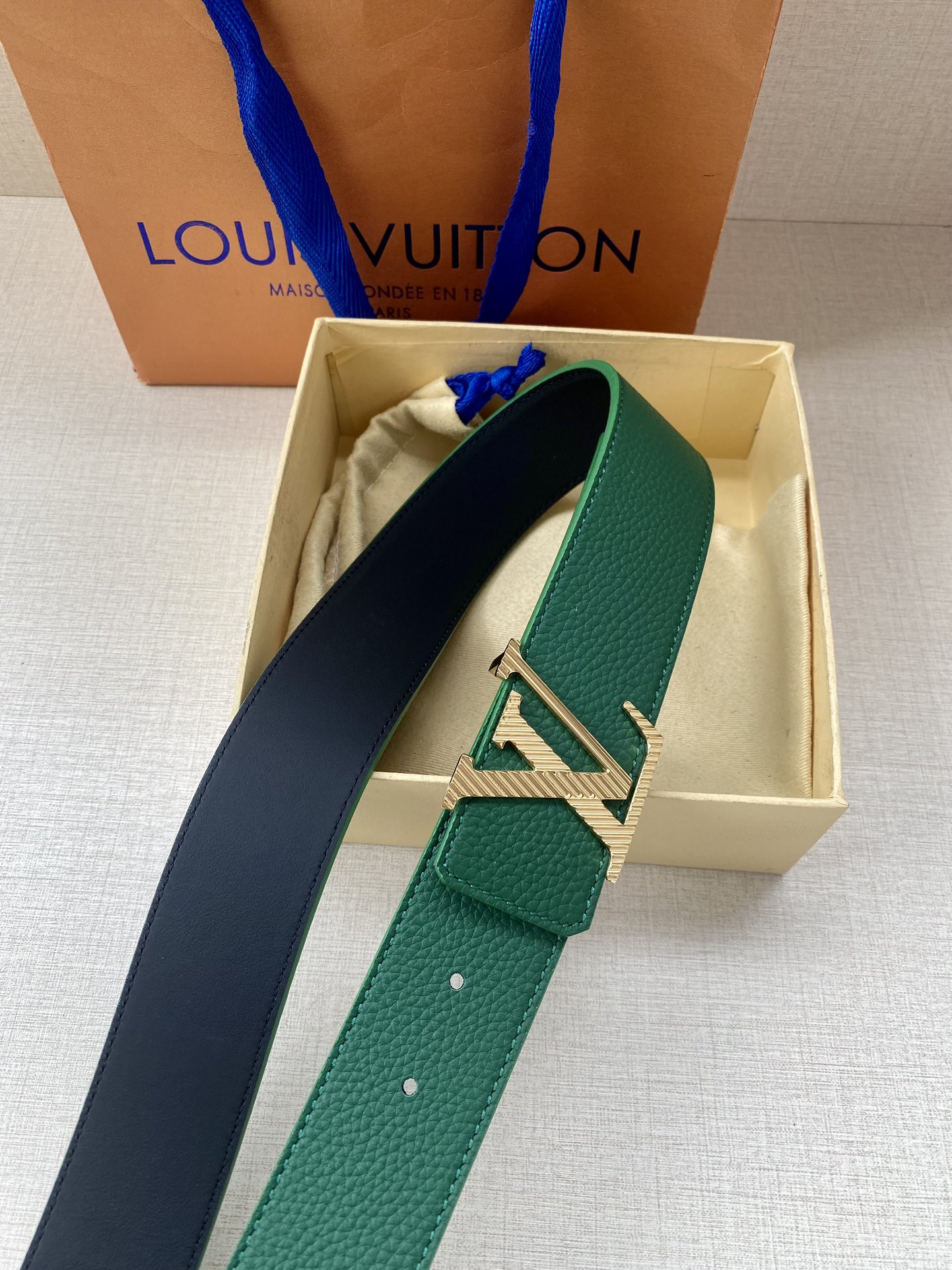 LVShape双面腰带以浓郁亮色聚焦视线与皮具系列设计异曲同工Monogram压纹和纯色牛皮革分饰两面搭