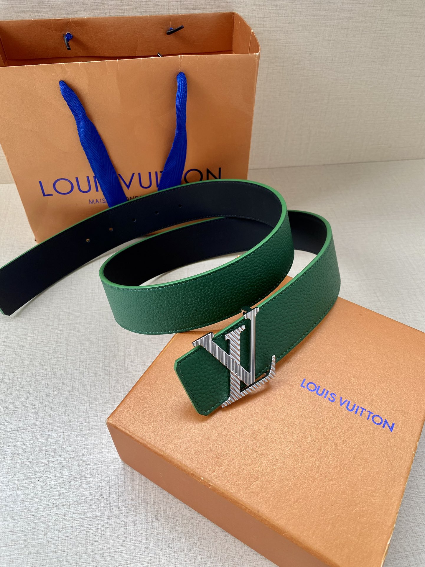 LVShape双面腰带以浓郁亮色聚焦视线与皮具系列设计异曲同工Monogram压纹和纯色牛皮革分饰两面搭