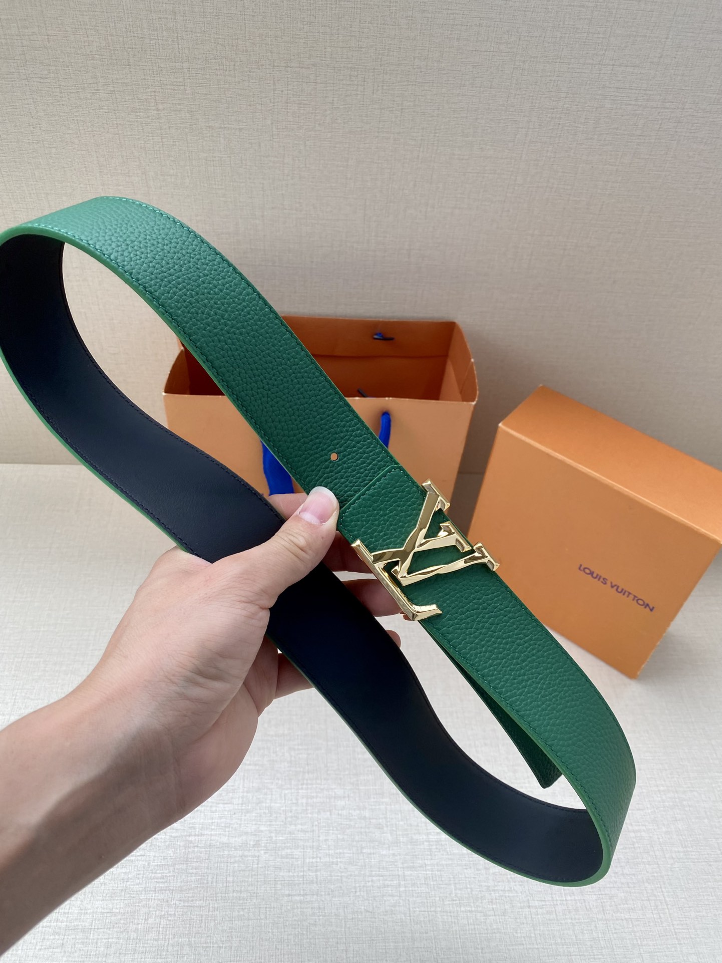 LVShape双面腰带以浓郁亮色聚焦视线与皮具系列设计异曲同工Monogram压纹和纯色牛皮革分饰两面搭