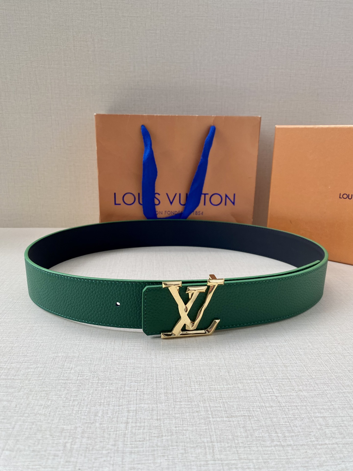 LVShape双面腰带以浓郁亮色聚焦视线与皮具系列设计异曲同工Monogram压纹和纯色牛皮革分饰两面搭
