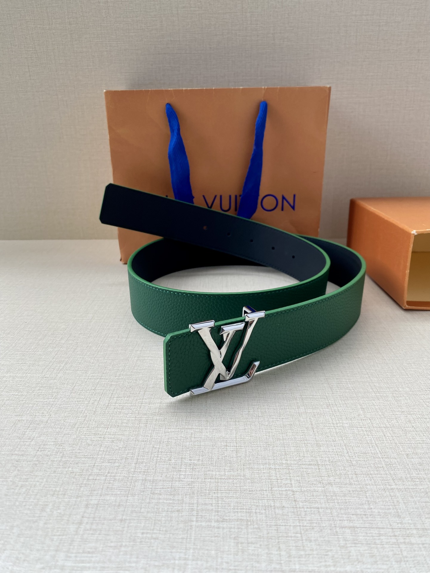 LVShape双面腰带以浓郁亮色聚焦视线与皮具系列设计异曲同工Monogram压纹和纯色牛皮革分饰两面搭