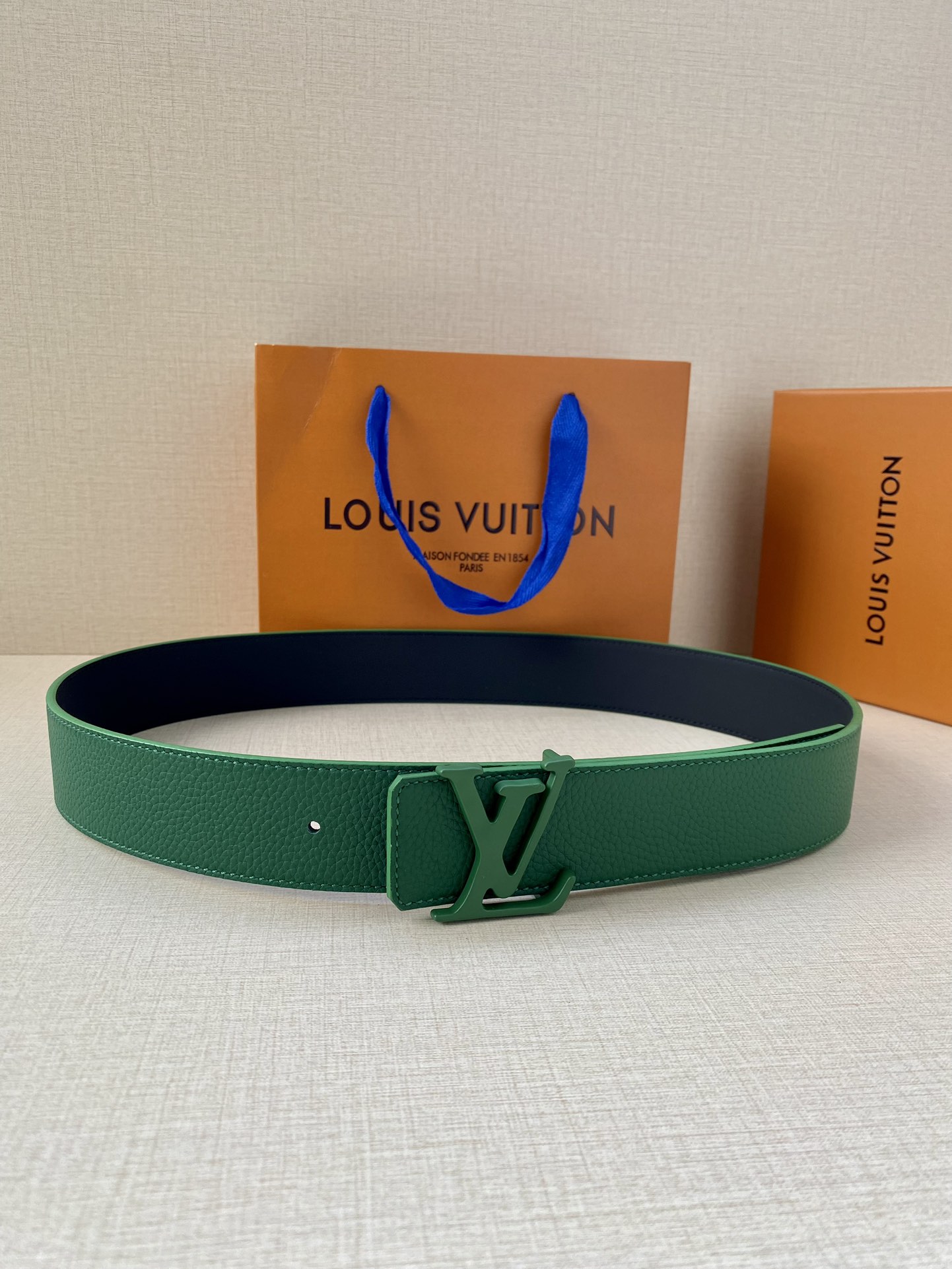 LVShape双面腰带以浓郁亮色聚焦视线与皮具系列设计异曲同工Monogram压纹和纯色牛皮革分饰两面搭