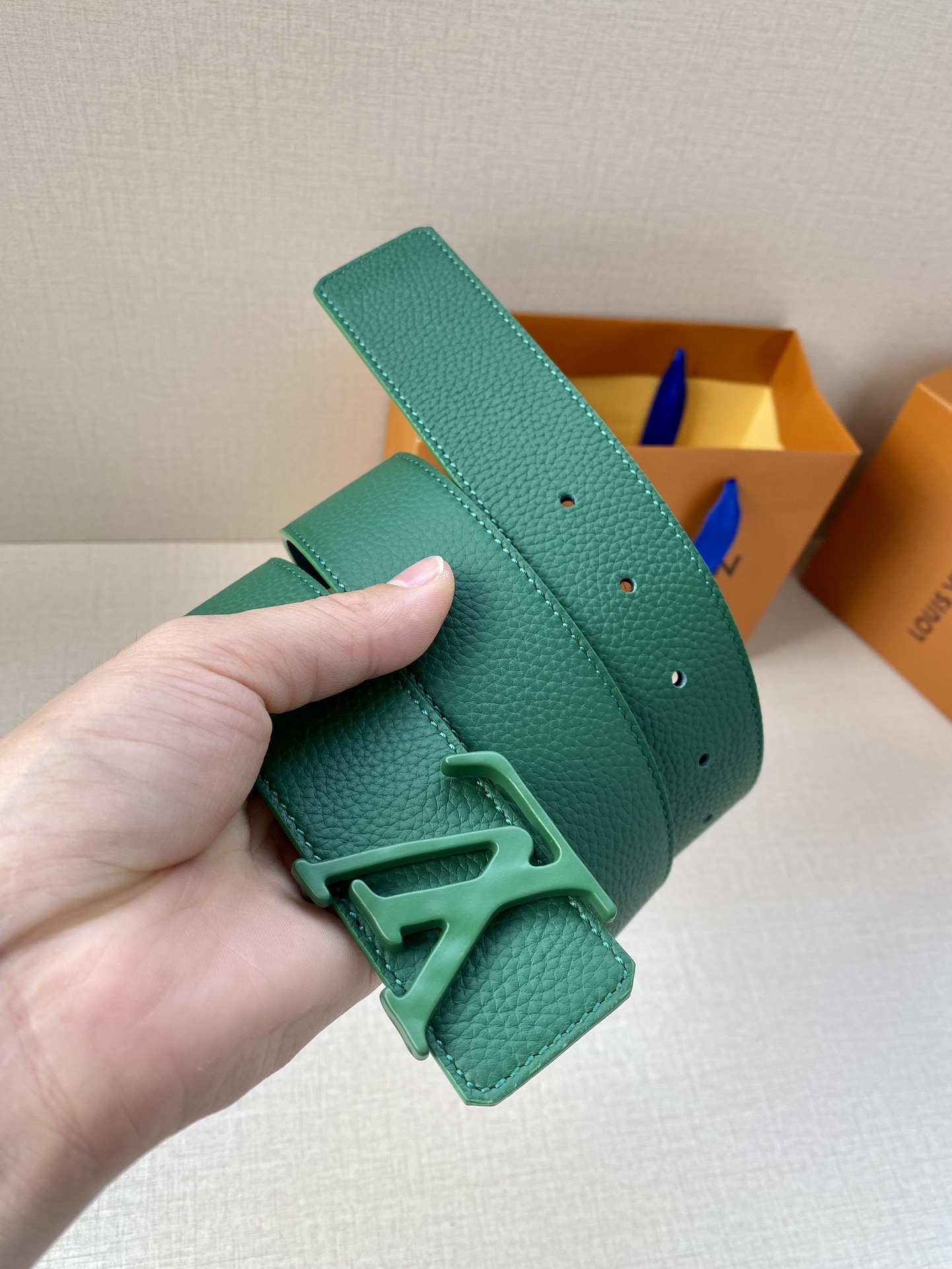 LVShape双面腰带以浓郁亮色聚焦视线与皮具系列设计异曲同工Monogram压纹和纯色牛皮革分饰两面搭