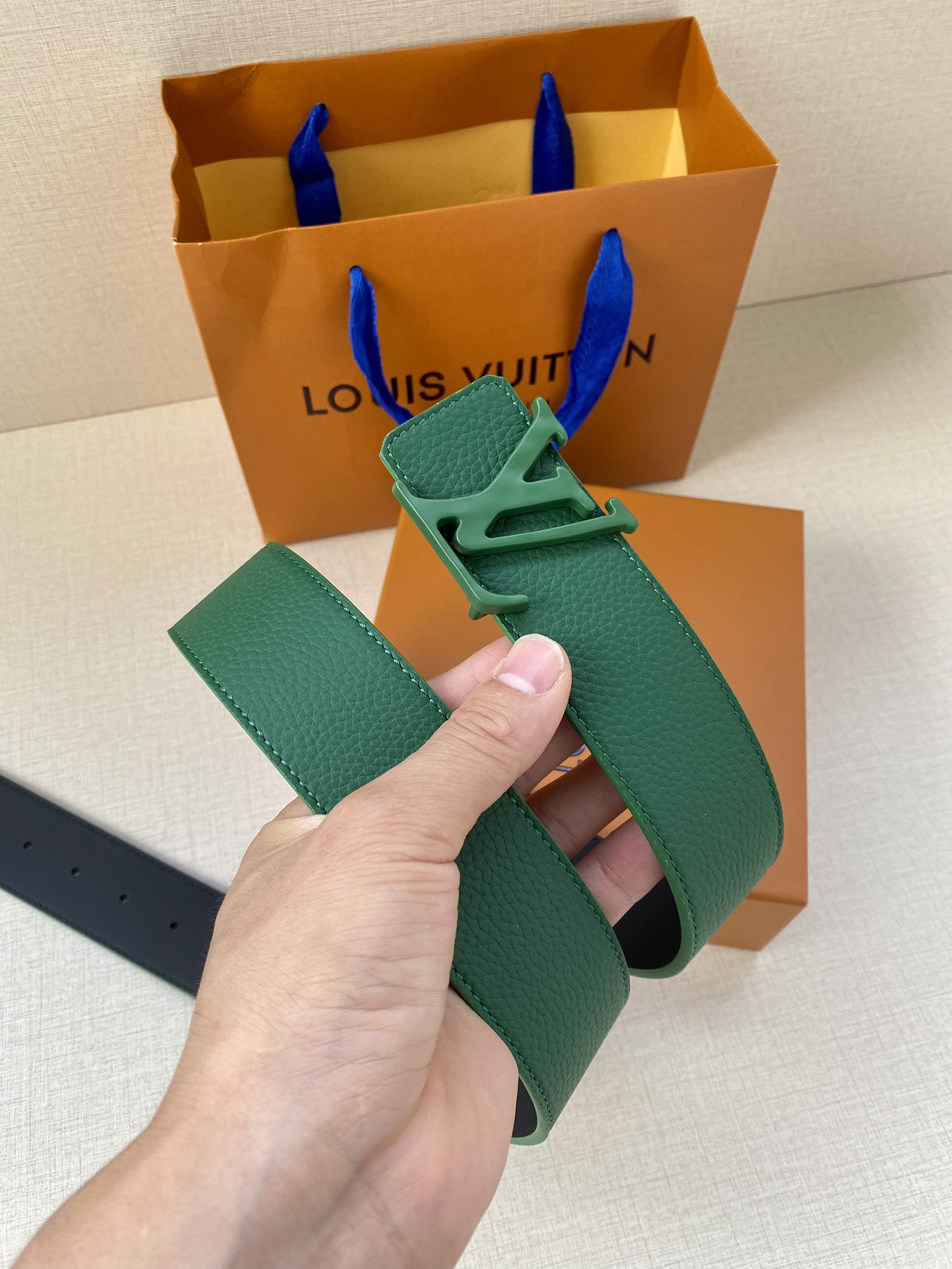 LVShape双面腰带以浓郁亮色聚焦视线与皮具系列设计异曲同工Monogram压纹和纯色牛皮革分饰两面搭