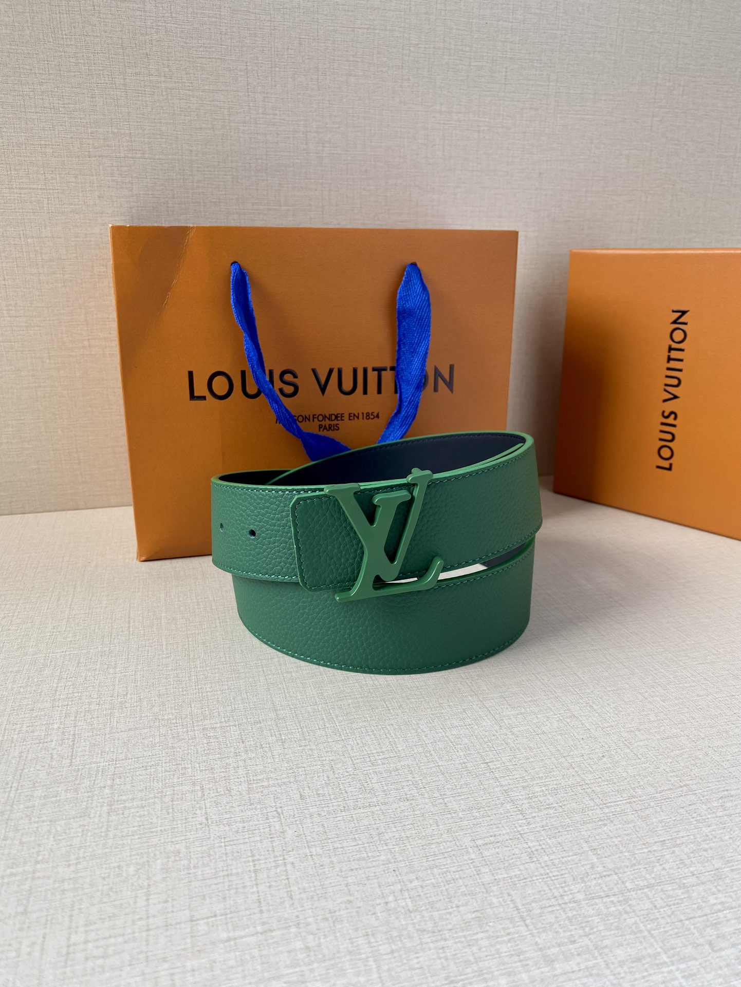 LVShape双面腰带以浓郁亮色聚焦视线与皮具系列设计异曲同工Monogram压纹和纯色牛皮革分饰两面搭