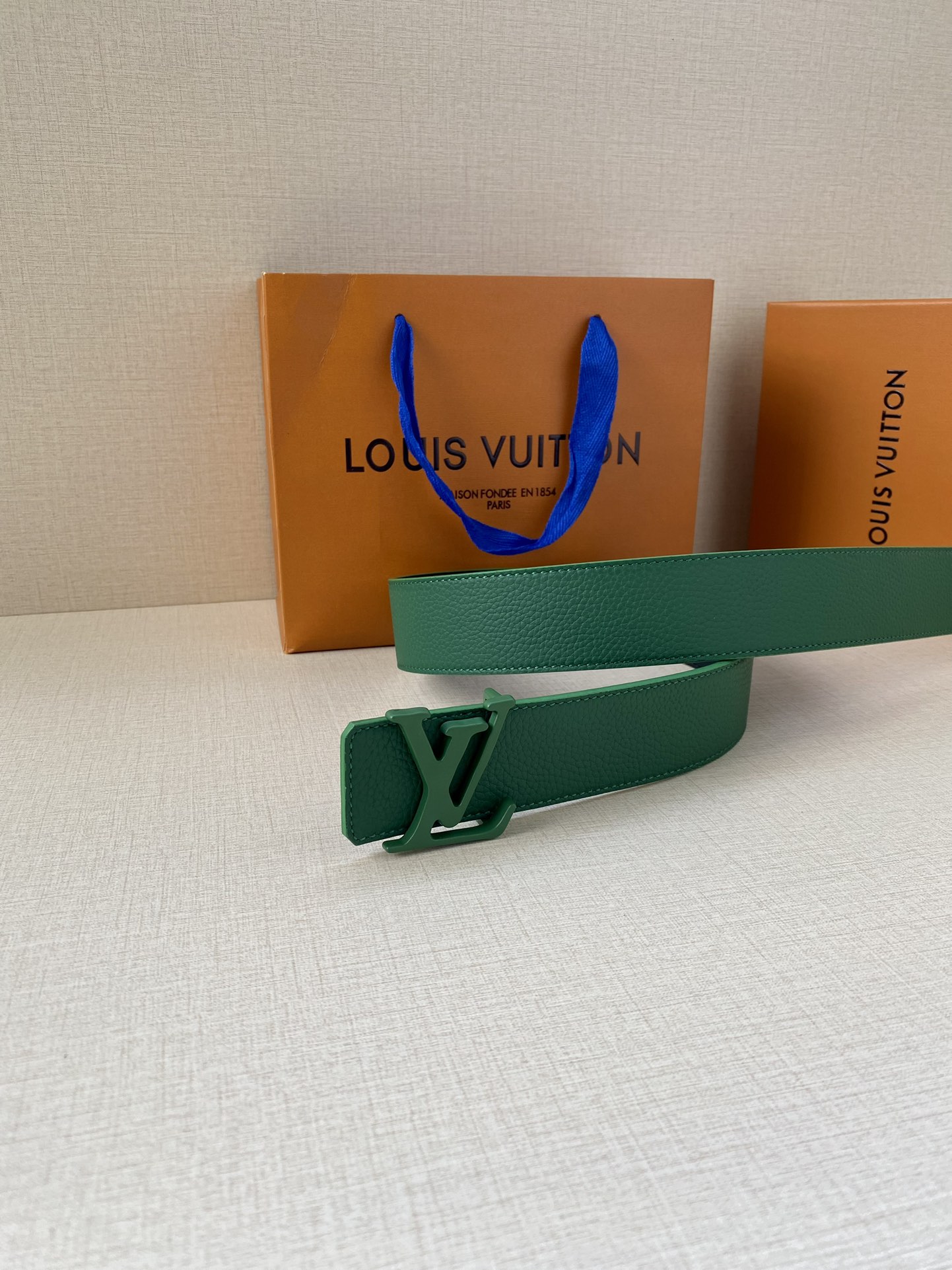 LVShape双面腰带以浓郁亮色聚焦视线与皮具系列设计异曲同工Monogram压纹和纯色牛皮革分饰两面搭