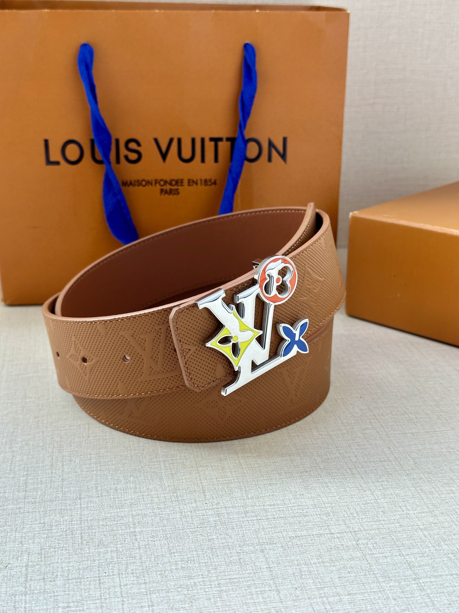 LV牛皮压花PONTNEUF皮带宽40毫米这款Taurillon腰带采用LVlogo压花设计进口牛皮面料