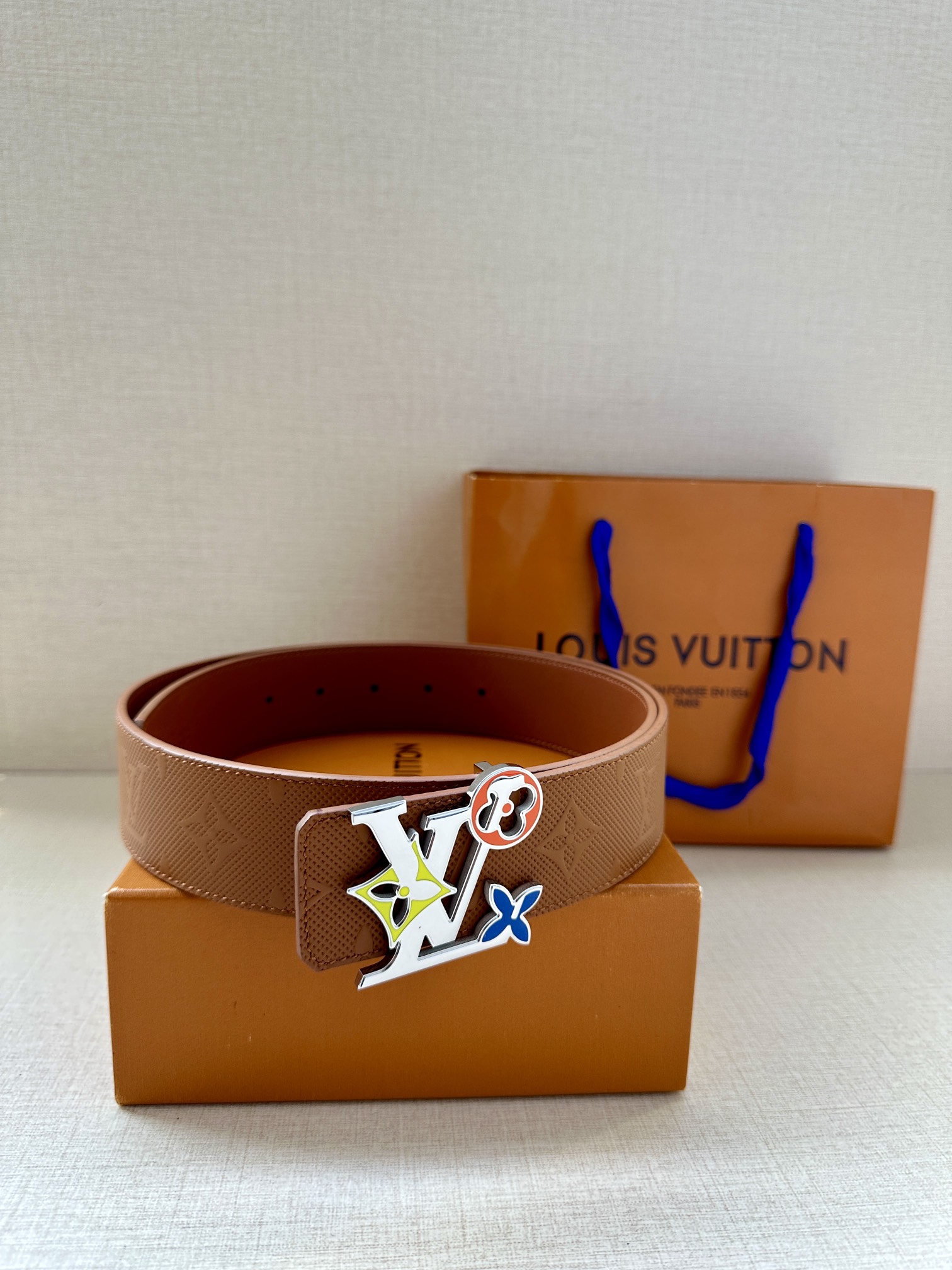 LV牛皮压花PONTNEUF皮带宽40毫米这款Taurillon腰带采用LVlogo压花设计进口牛皮面料