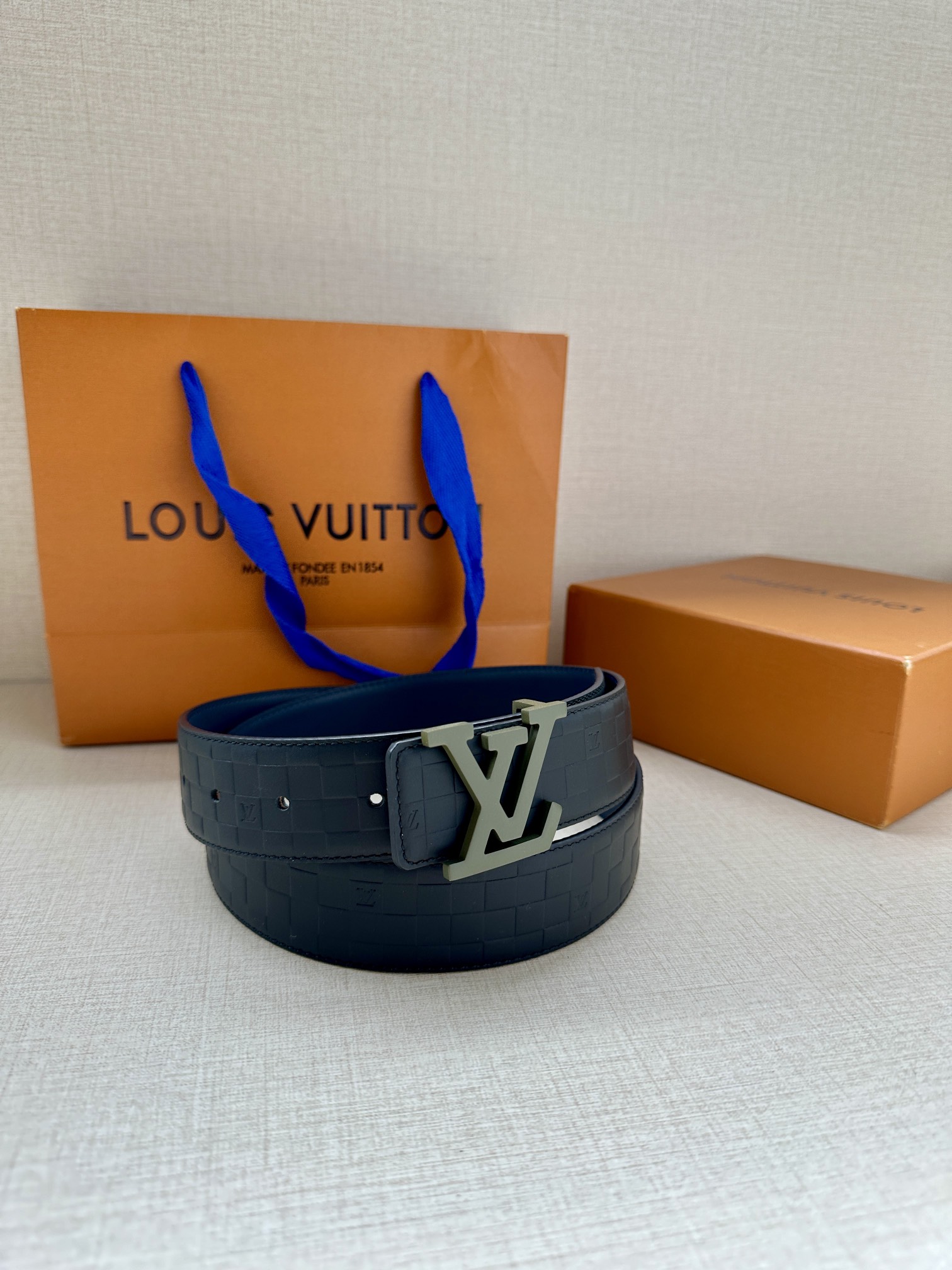 LVHeritage双面腰带3.4宽选取粒面皮革和纳帕皮革以抛光和拉丝工艺淬炼新款LV搭扣微弧形边缘和摩
